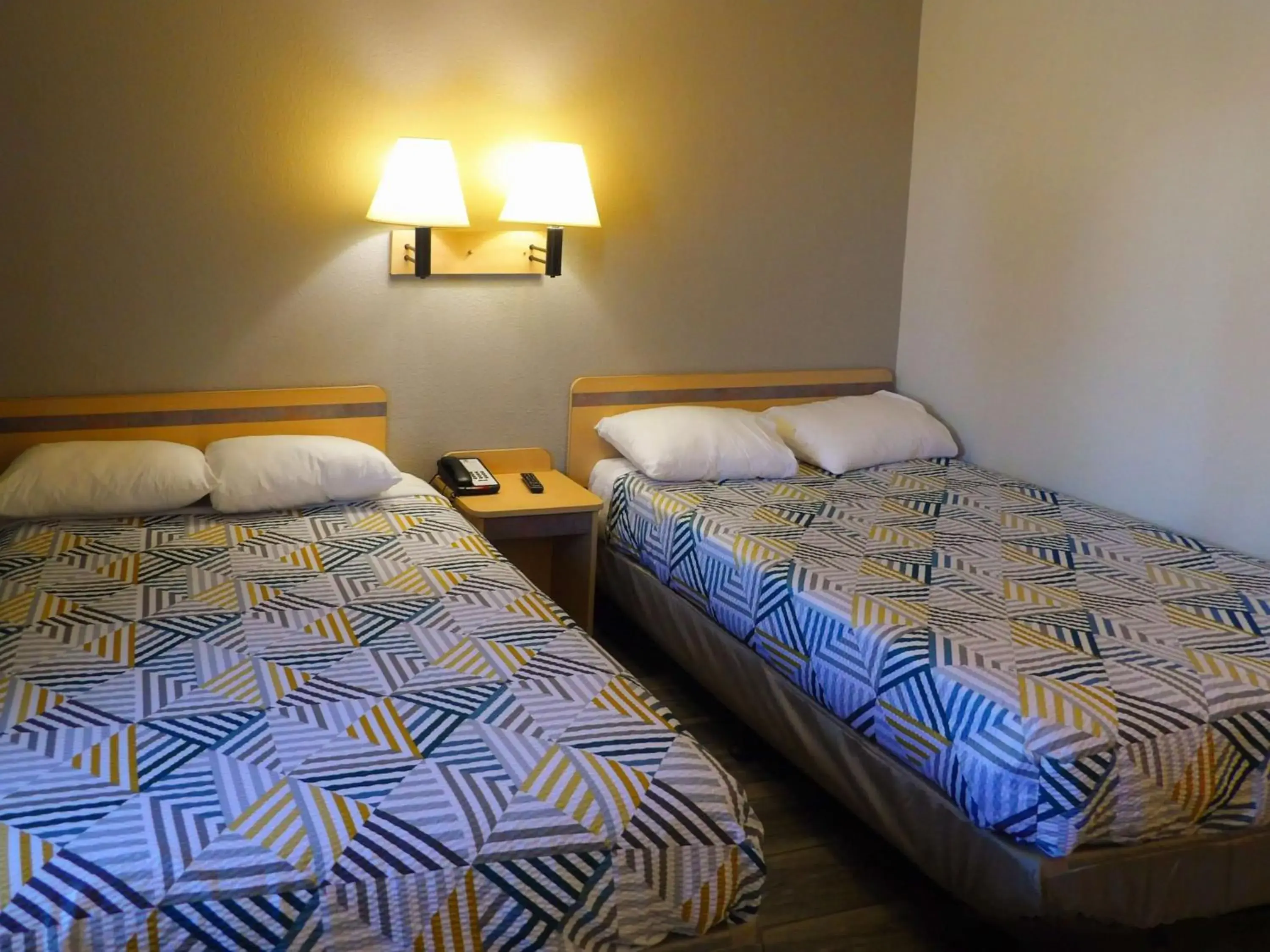 Quadruple Room - Non-Smoking in Motel 6 Ontario, OR Quadruple Room - Non-Smoking in Motel 6 Ontario, OR