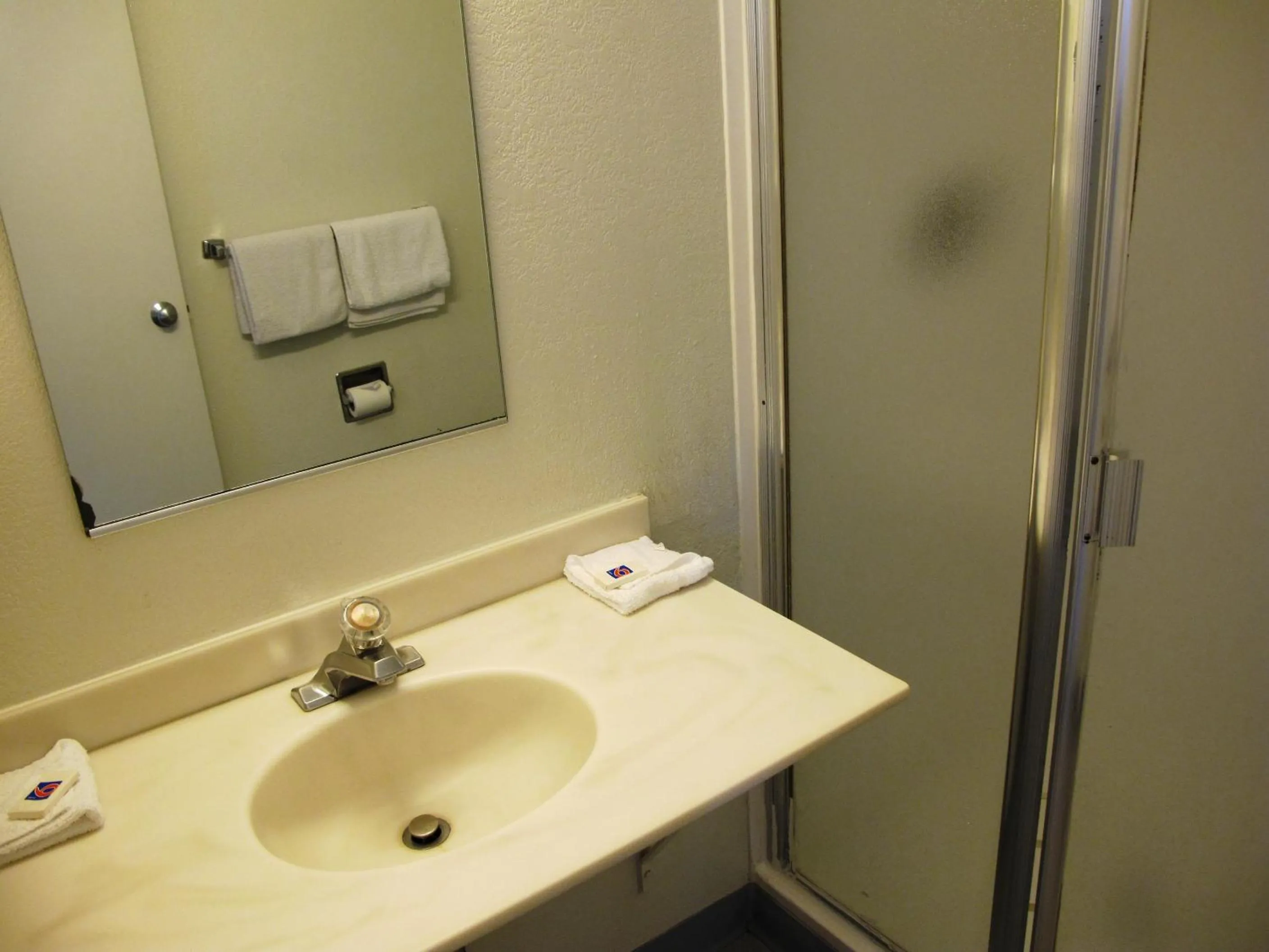 Bathroom in Motel 6 Ontario, OR