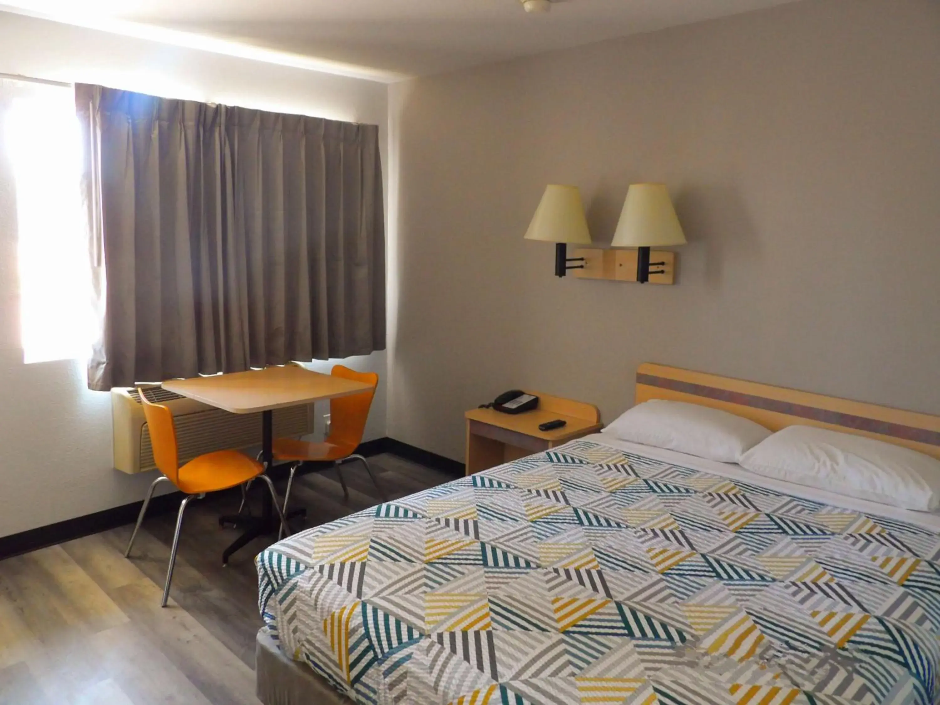 Bedroom, Bed in Motel 6 Ontario, OR Bedroom, Bed in Motel 6 Ontario, OR