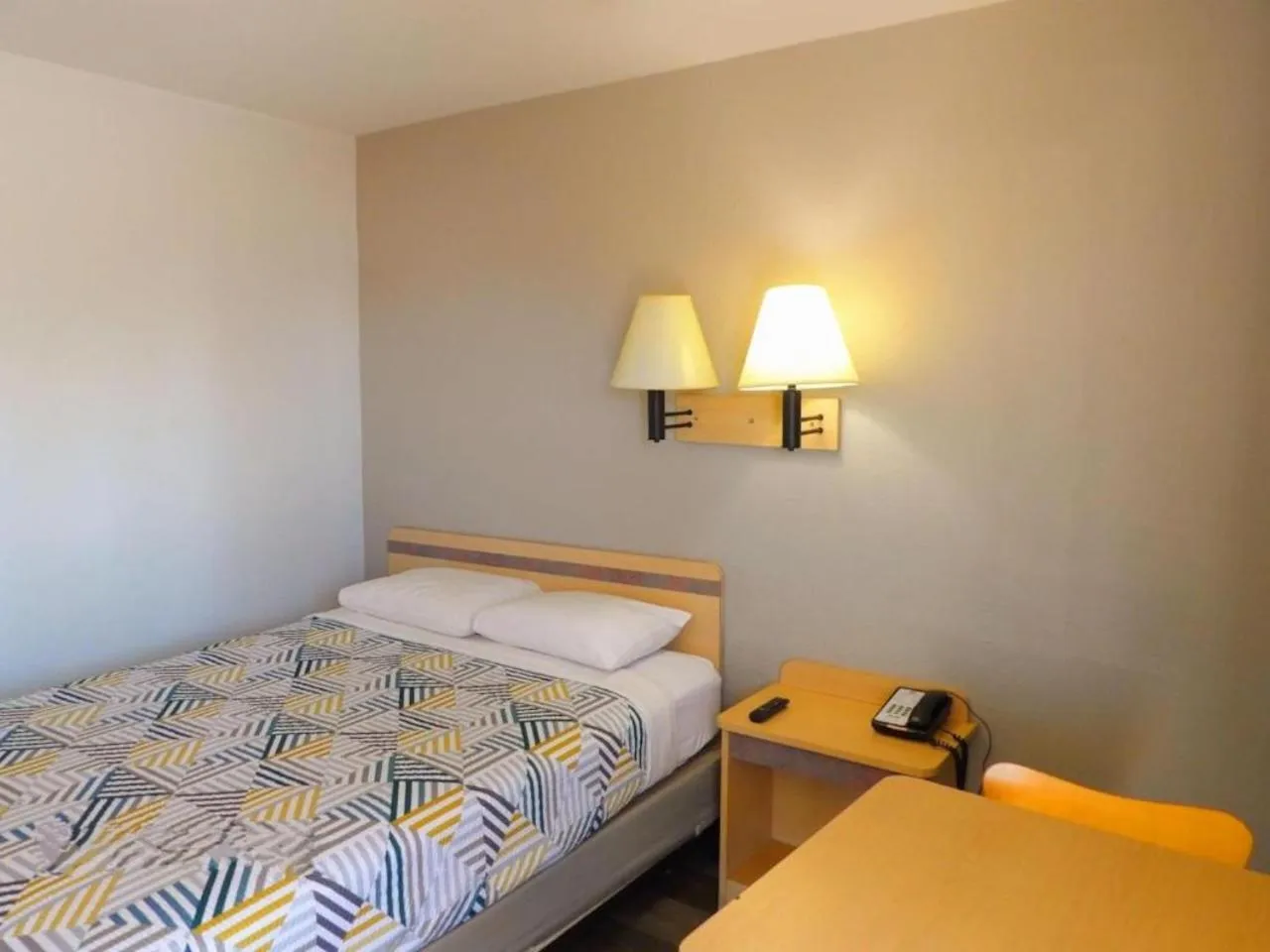 Bedroom, Bed in Motel 6 Ontario, OR