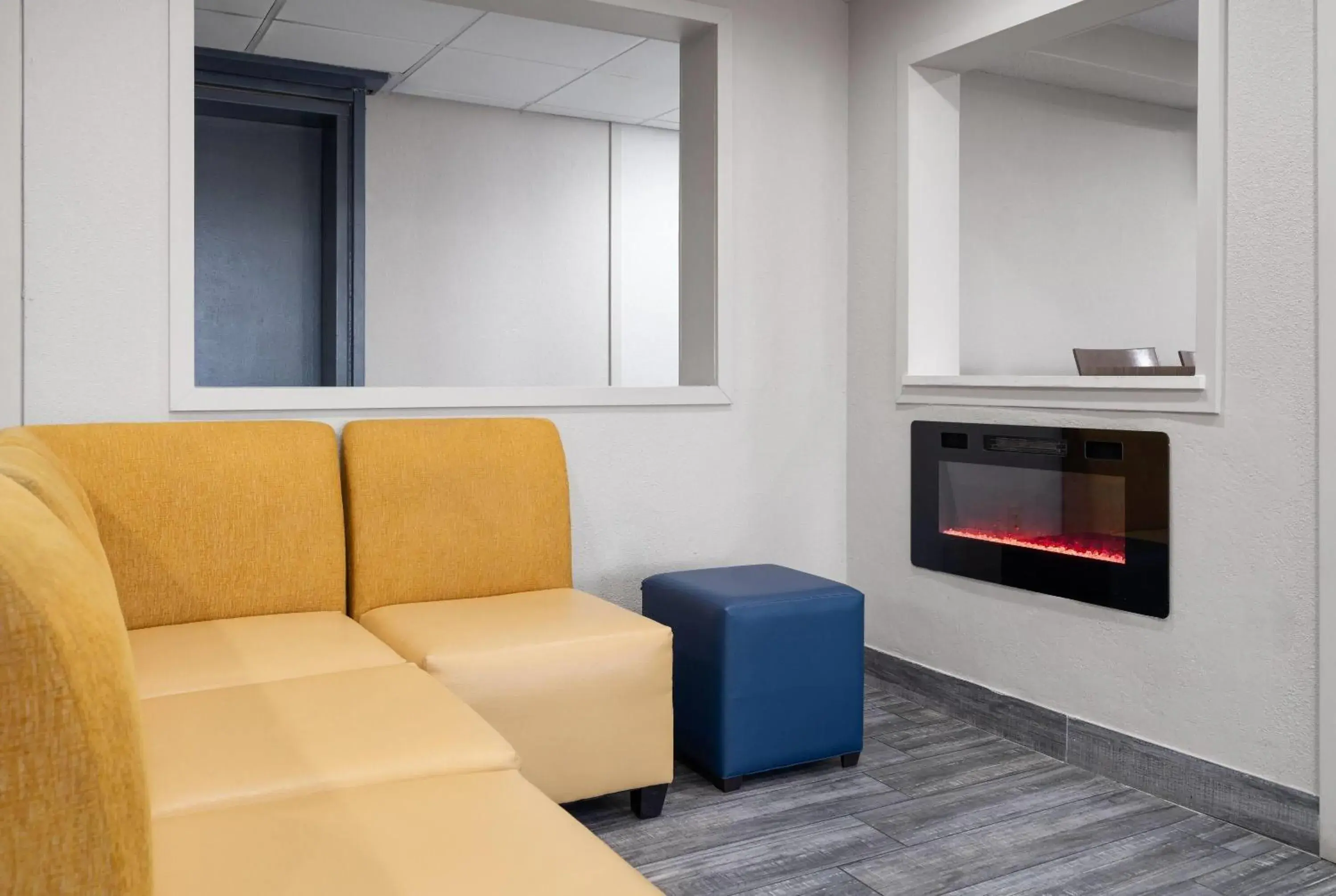 Lobby or reception in Baymont by Wyndham Davenport Lobby or reception in Baymont by Wyndham Davenport