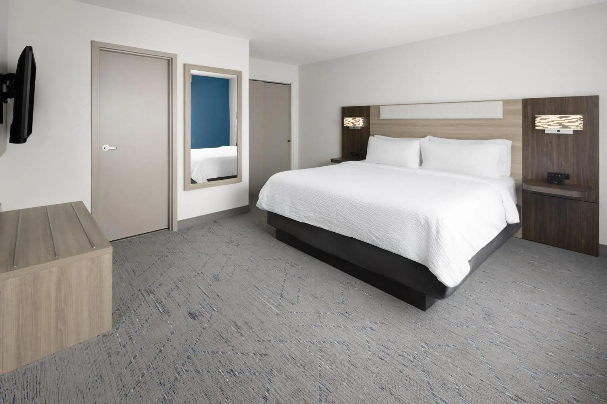 Photo of the whole room, Bed in Holiday Inn Express & Suites Wyomissing by IHG