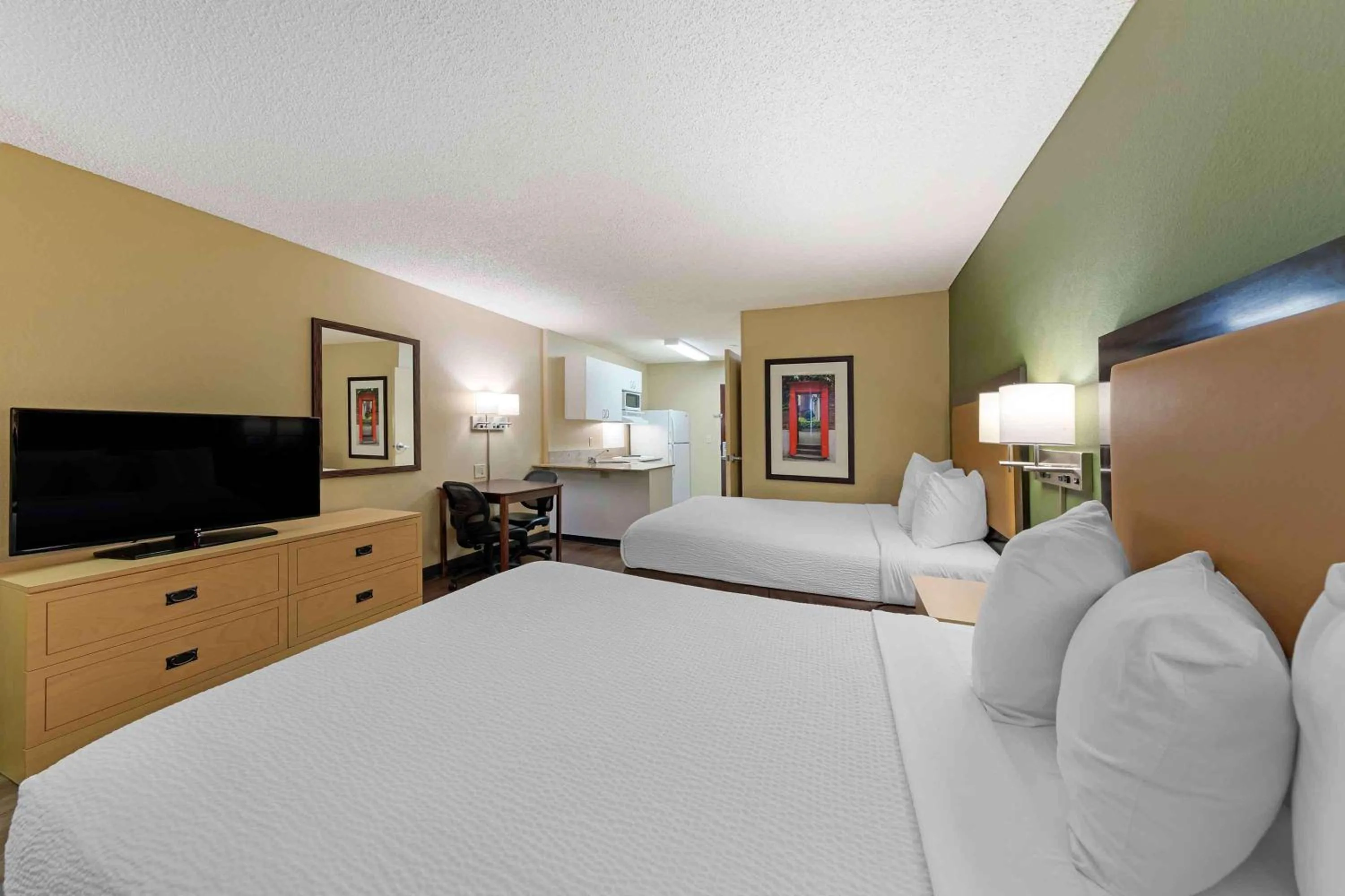 Bedroom, Bed in Extended Stay America Suites - Los Angeles - Chino Valley