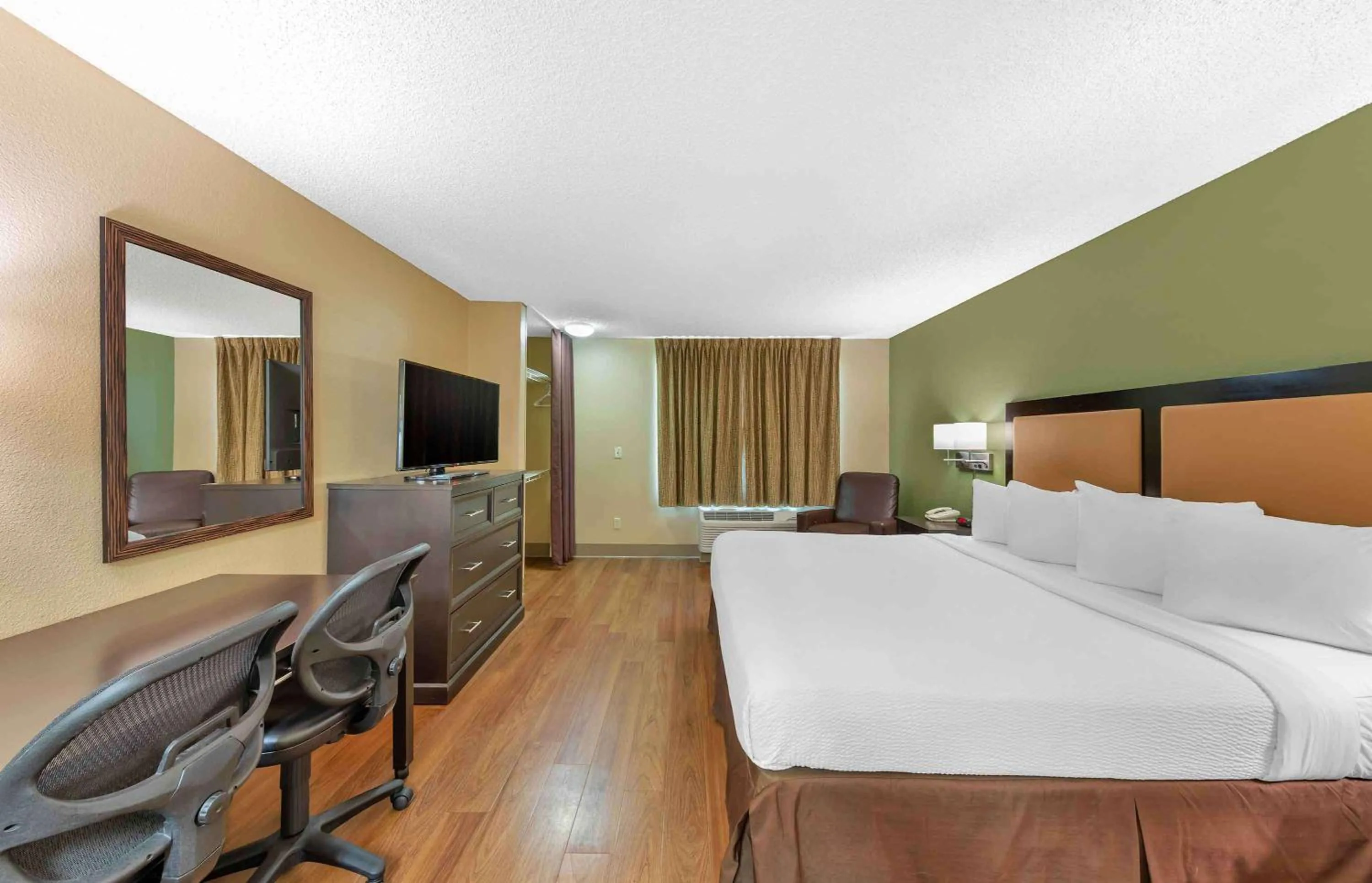 Bedroom, Bed in Extended Stay America Suites - Los Angeles - Chino Valley