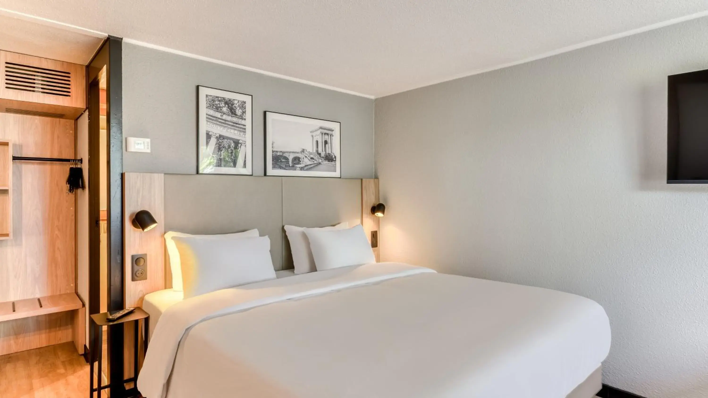 Superior Room - 1 King Bed in Campanile NATURE - Cergy Pontoise Superior Room - 1 King Bed in Campanile NATURE - Cergy Pontoise