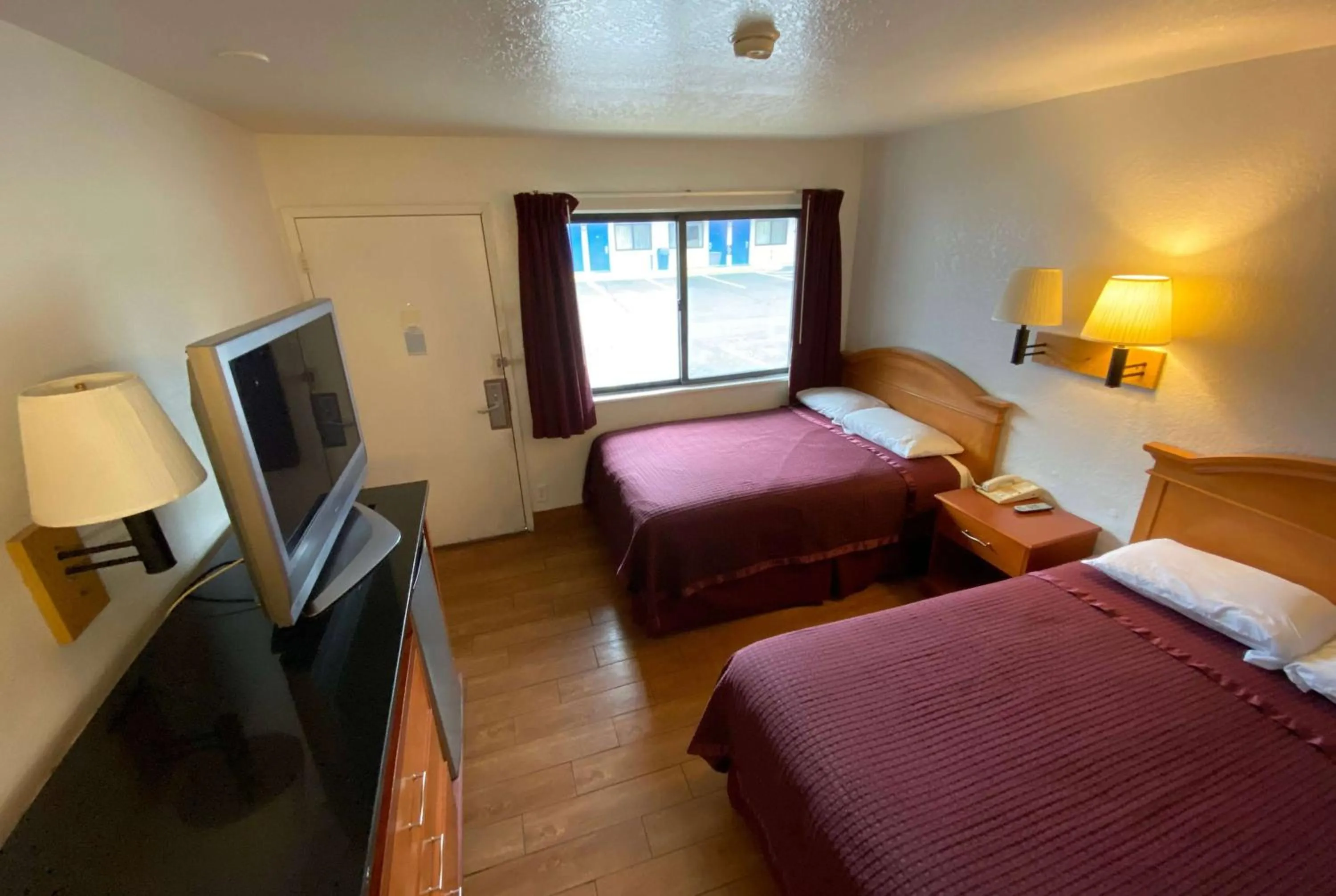 Photo of the whole room, Bed in Travelodge by Wyndham Grand Rapids North