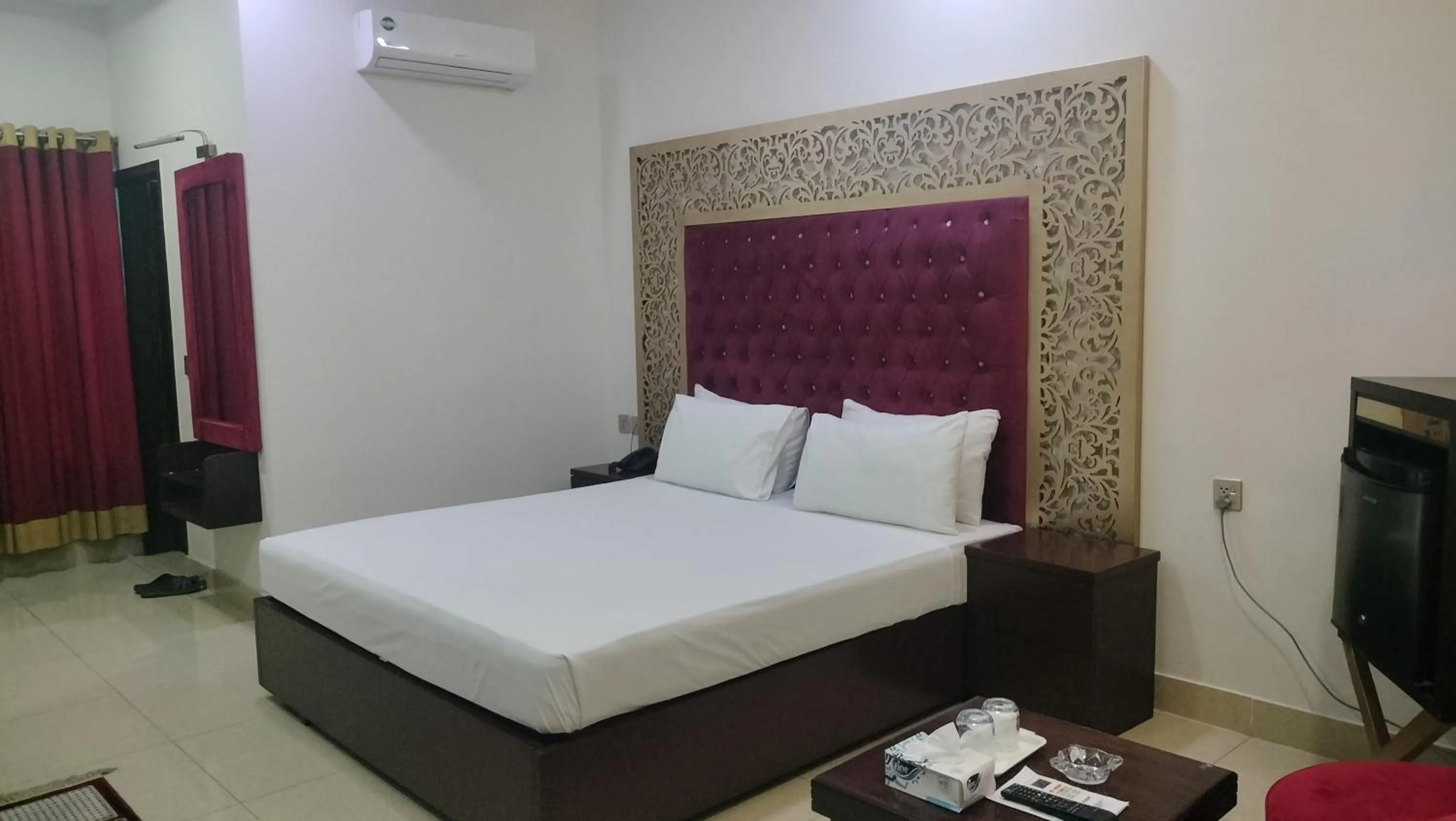 Photo of the whole room, Bed in Royalton Inn Hotel - Gulberg