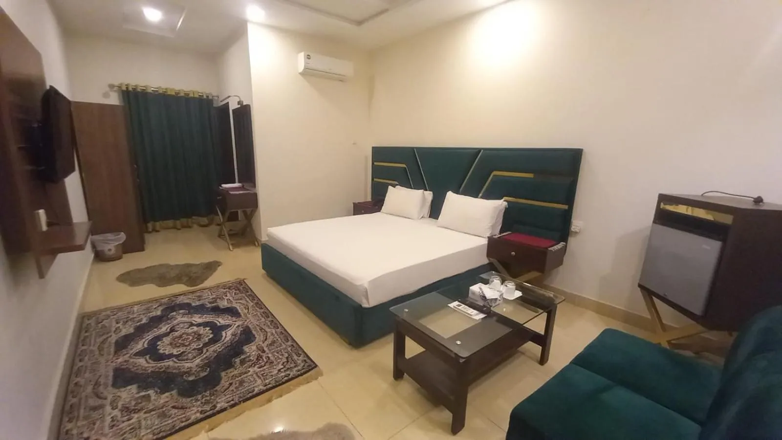 Photo of the whole room, Bed in Royalton Inn Hotel - Gulberg