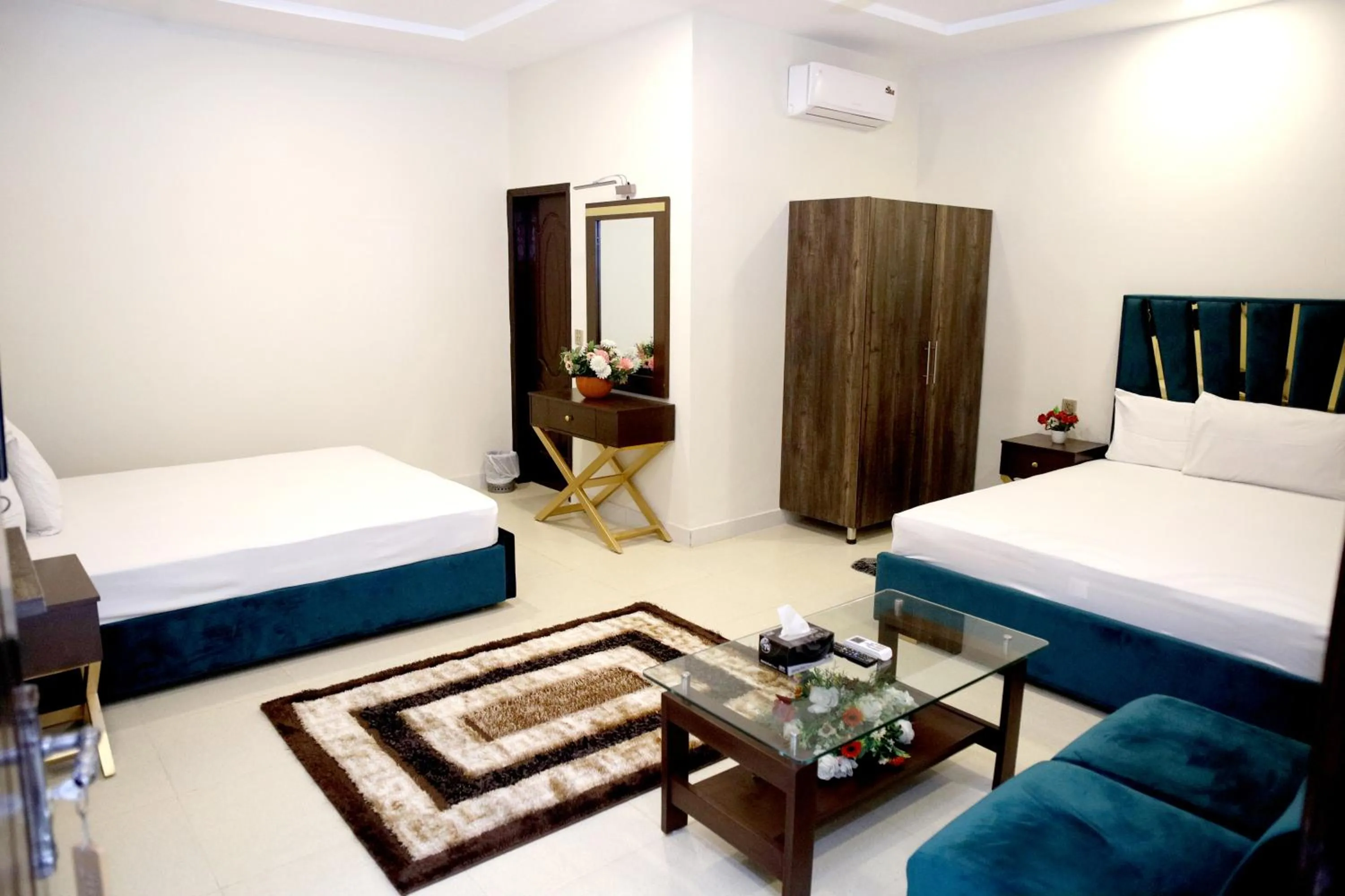 Bedroom, Bed in Royalton Inn Hotel - Gulberg