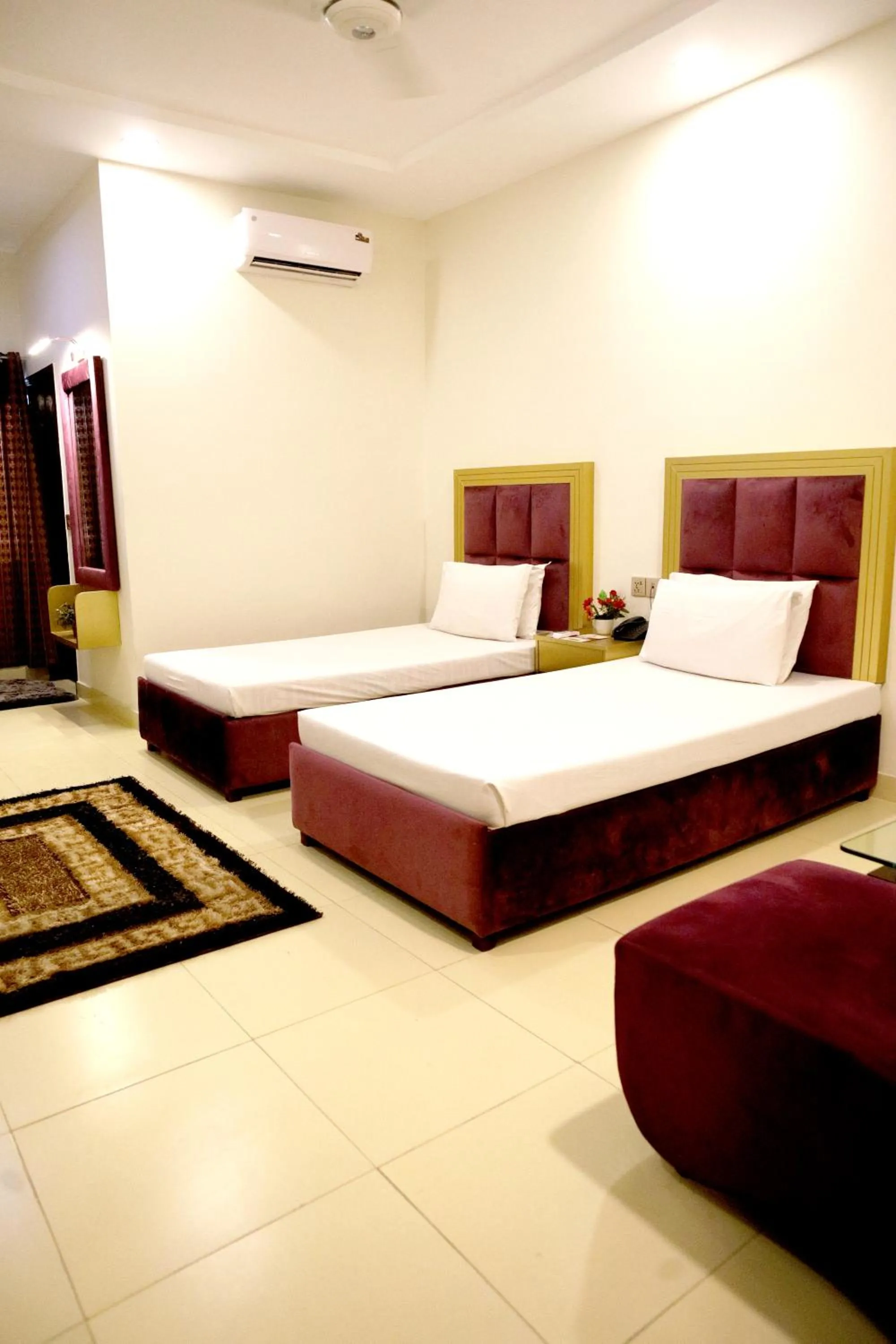 Photo of the whole room, Bed in Royalton Inn Hotel - Gulberg