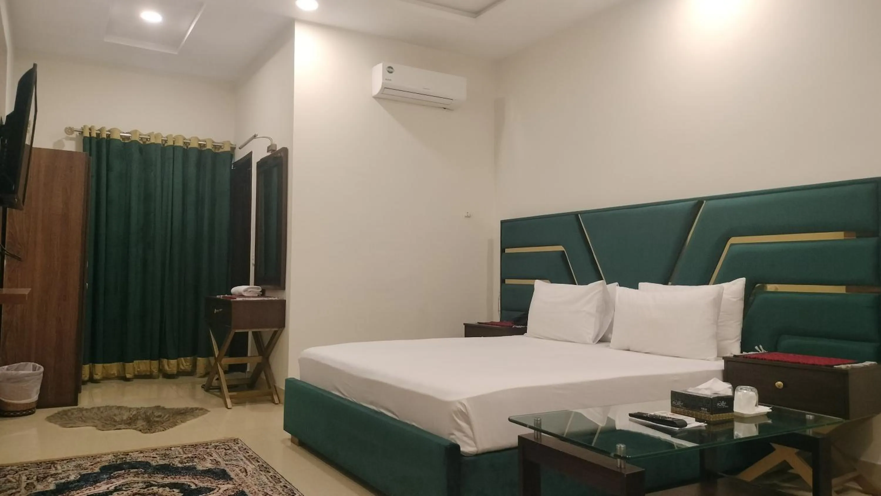 Bedroom, Bed in Royalton Inn Hotel - Gulberg