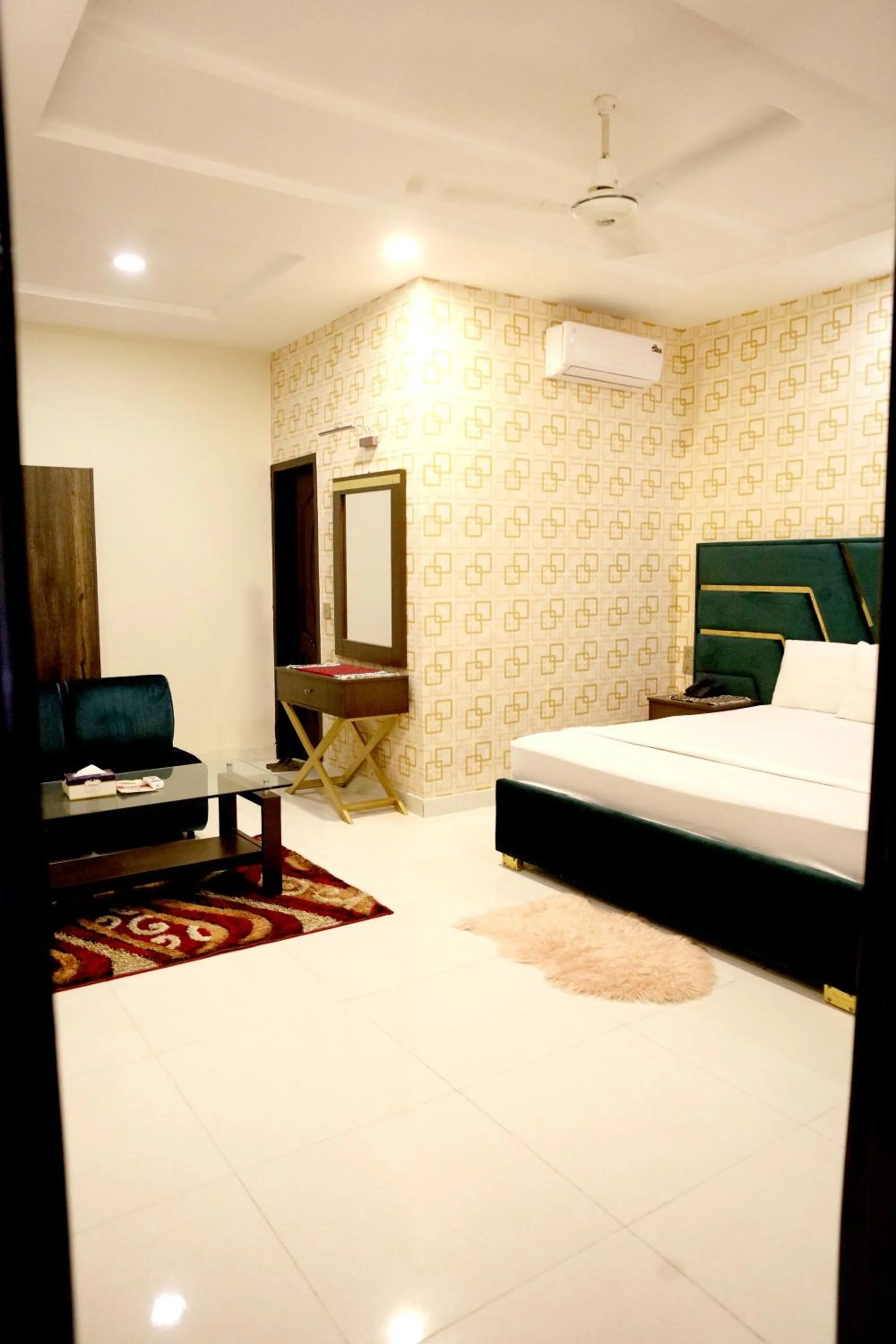 Living room, Bed in Royalton Inn Hotel - Gulberg