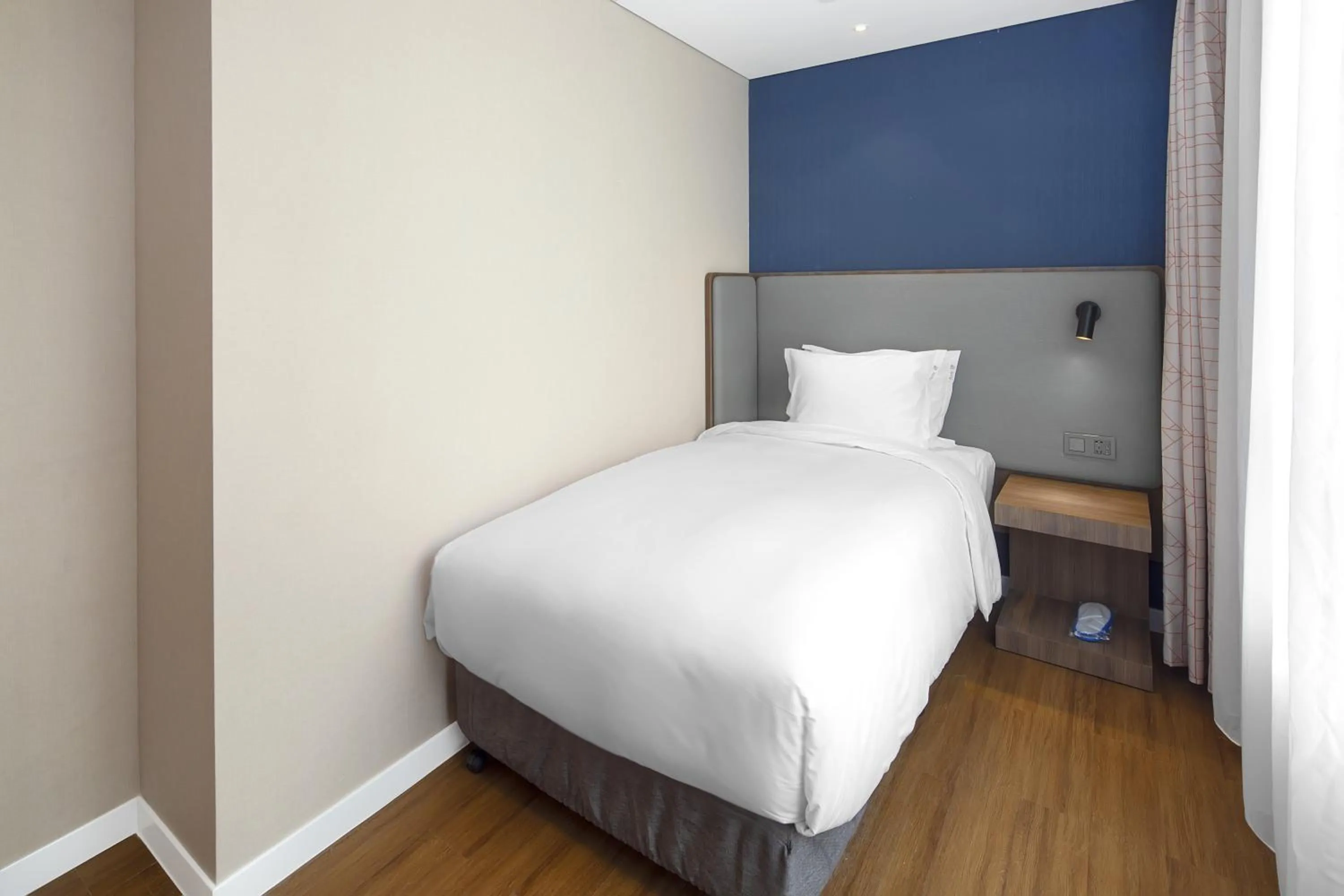Photo of the whole room, Bed in Holiday Inn Express Shanghai Chongming by IHG
