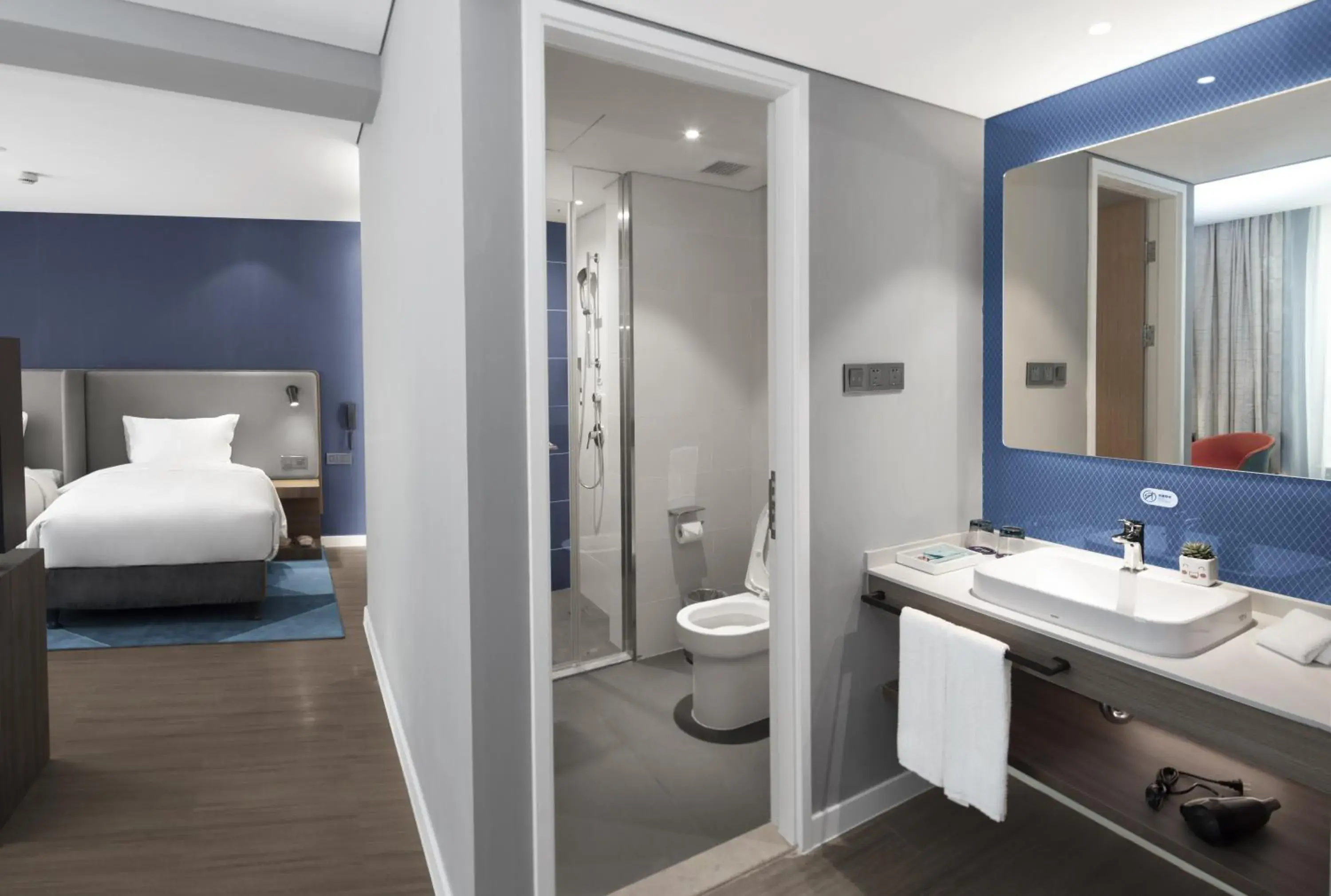 Photo of the whole room, Bed in Holiday Inn Express Shanghai Chongming by IHG Photo of the whole room, Bed in Holiday Inn Express Shanghai Chongming by IHG