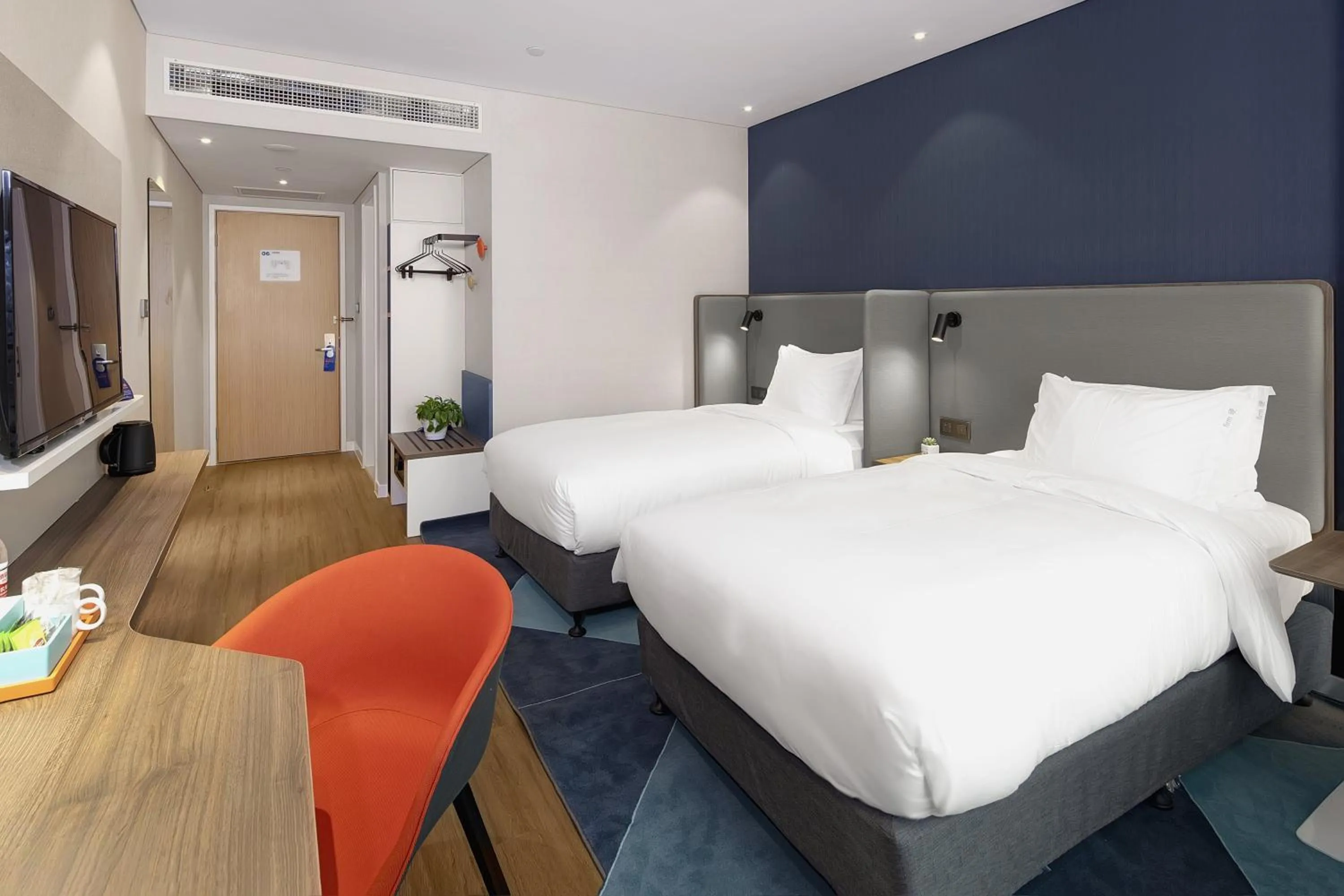 Photo of the whole room, Bed in Holiday Inn Express Shanghai Chongming by IHG