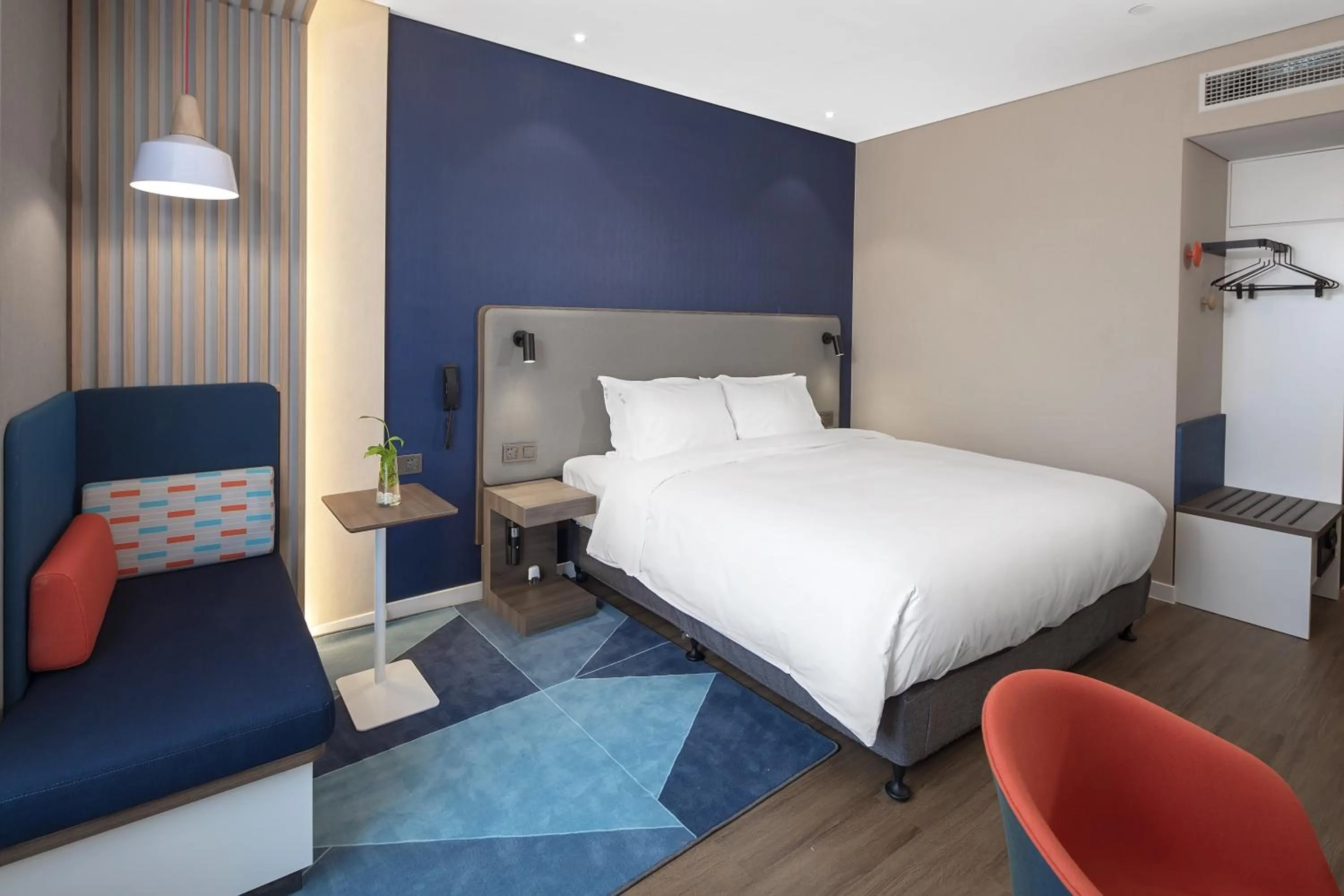 Photo of the whole room, Bed in Holiday Inn Express Shanghai Chongming by IHG