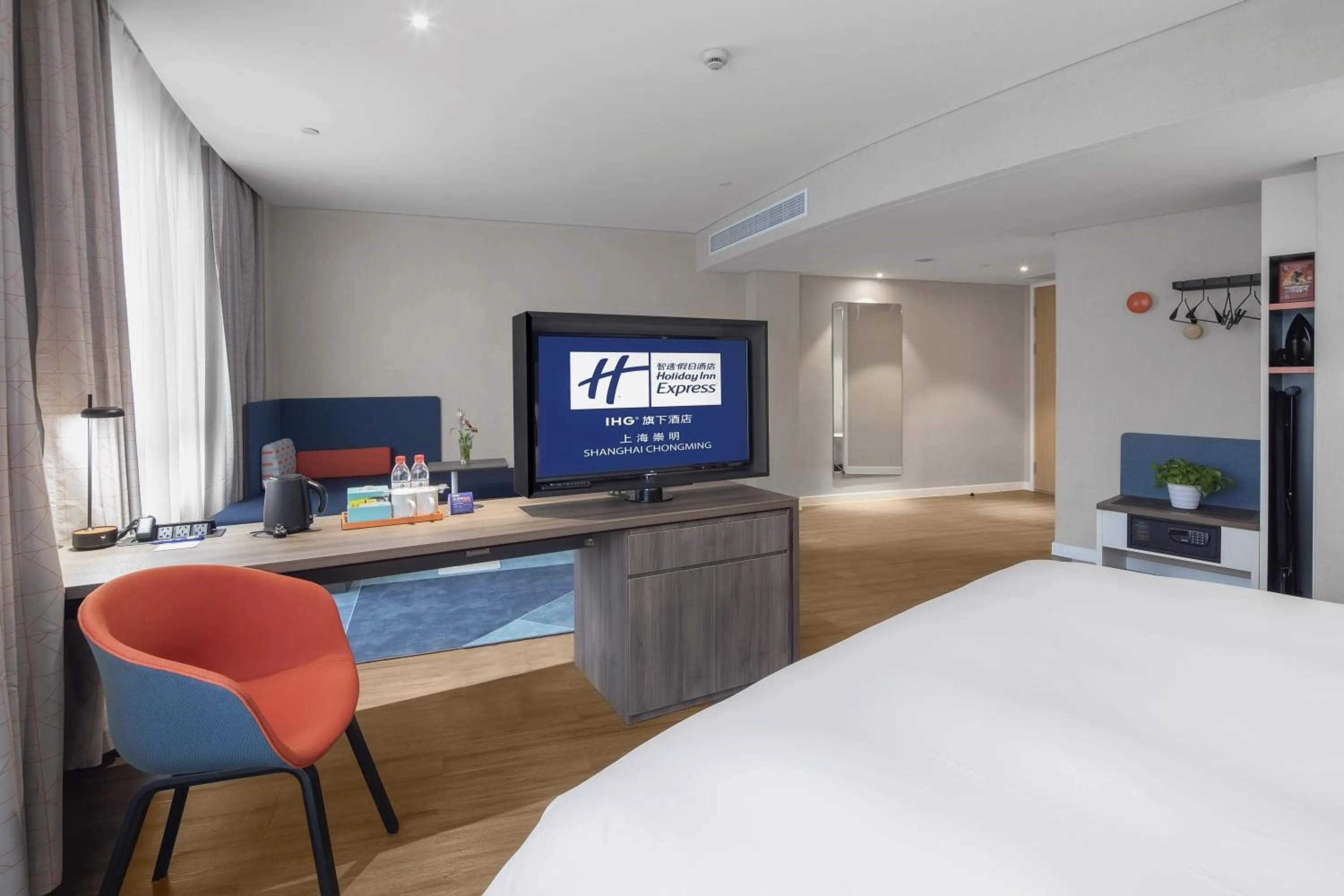 Photo of the whole room, Bed in Holiday Inn Express Shanghai Chongming by IHG