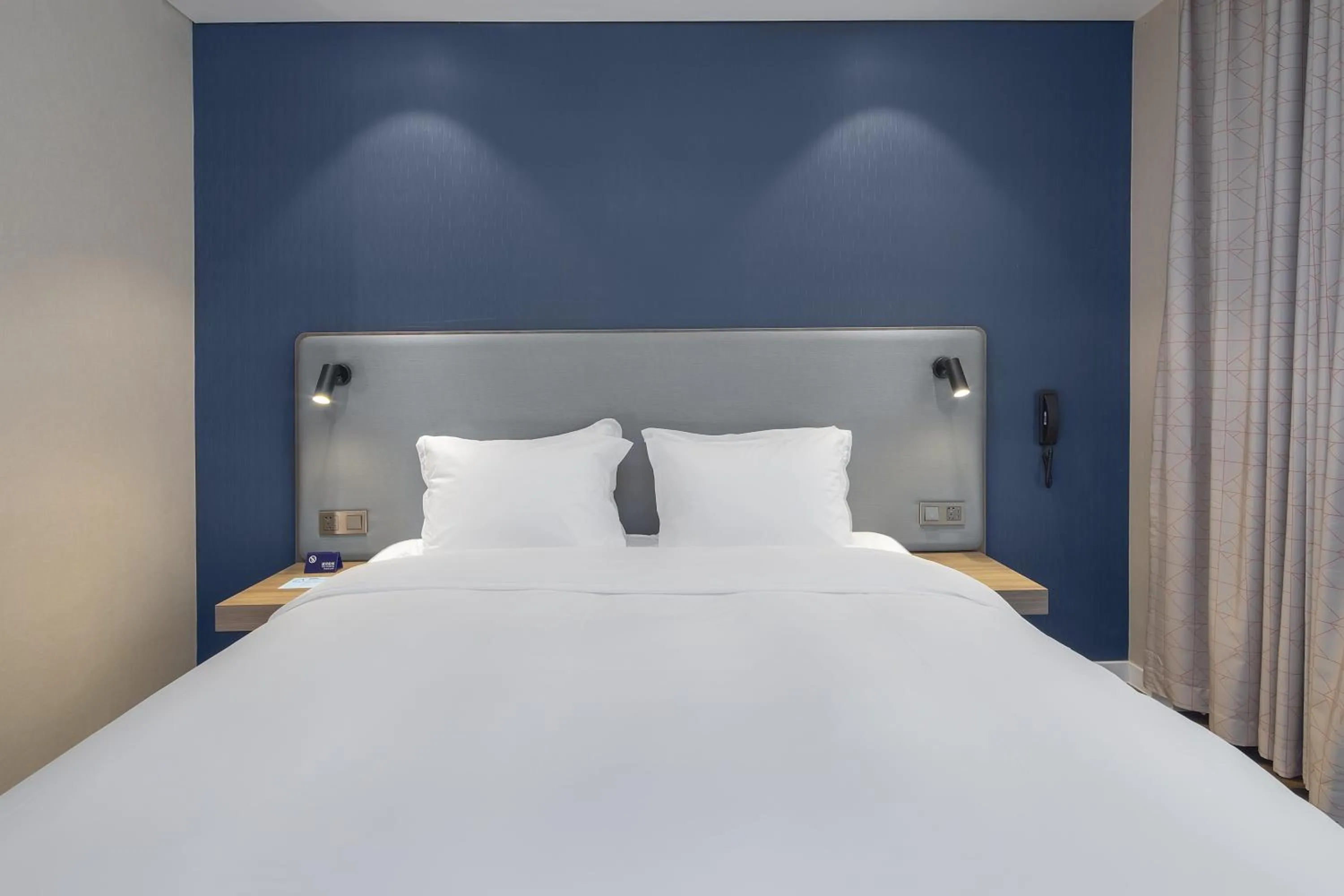 Photo of the whole room, Bed in Holiday Inn Express Shanghai Chongming by IHG