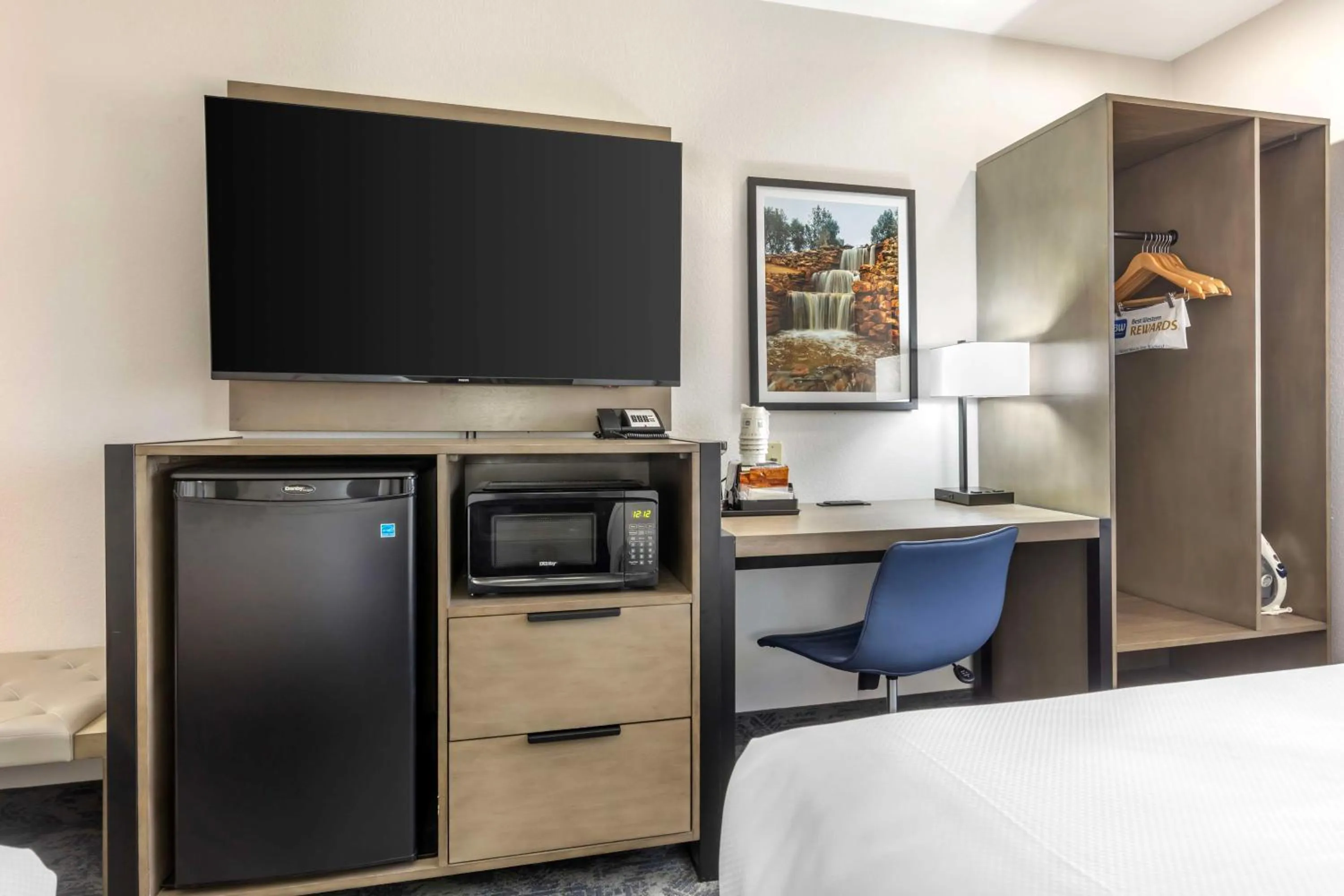 Bedroom, Bed in Best Western North Side Inn