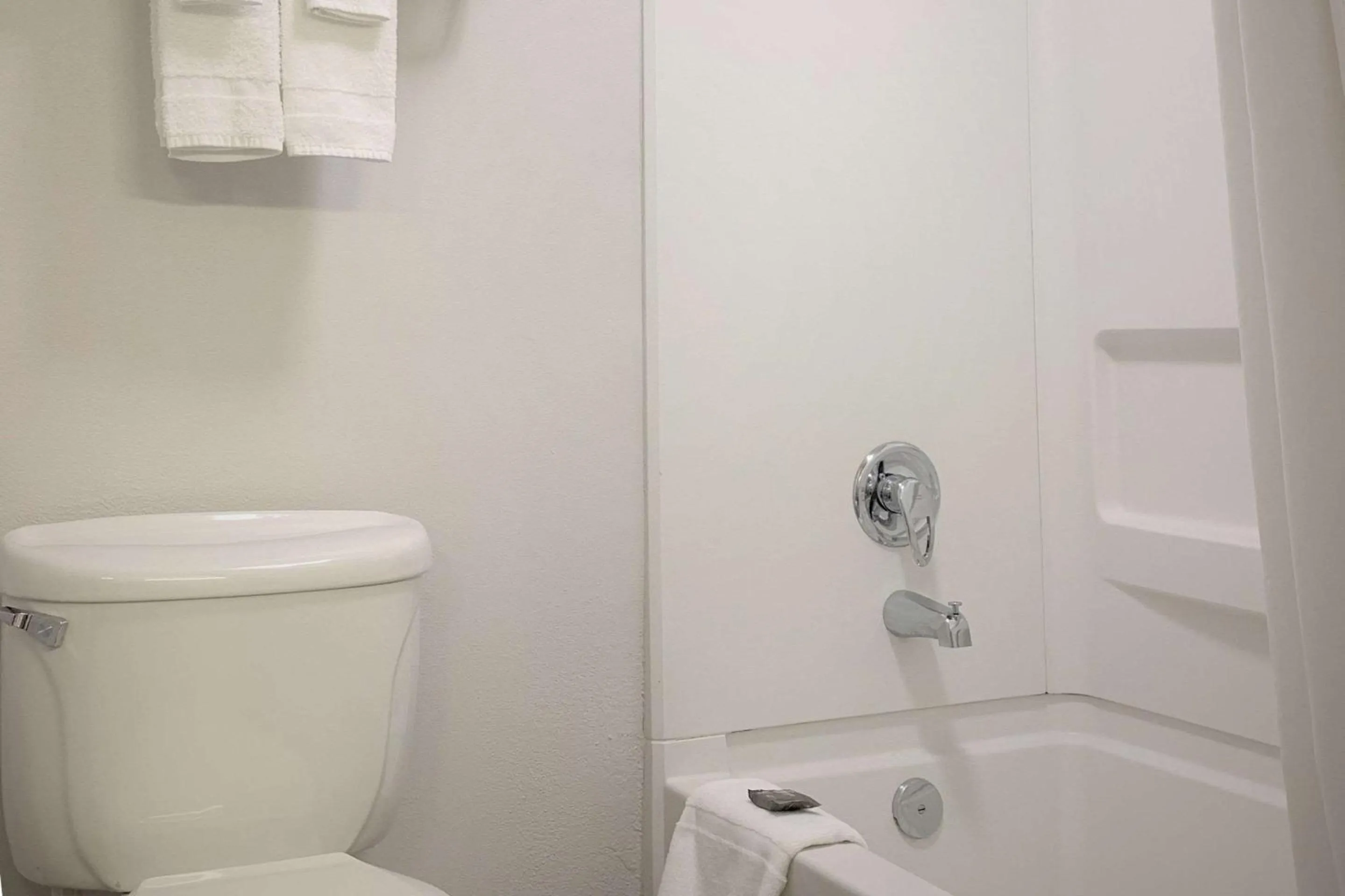 Bedroom in Country Inn & Suites by Radisson, Clarksville, TN