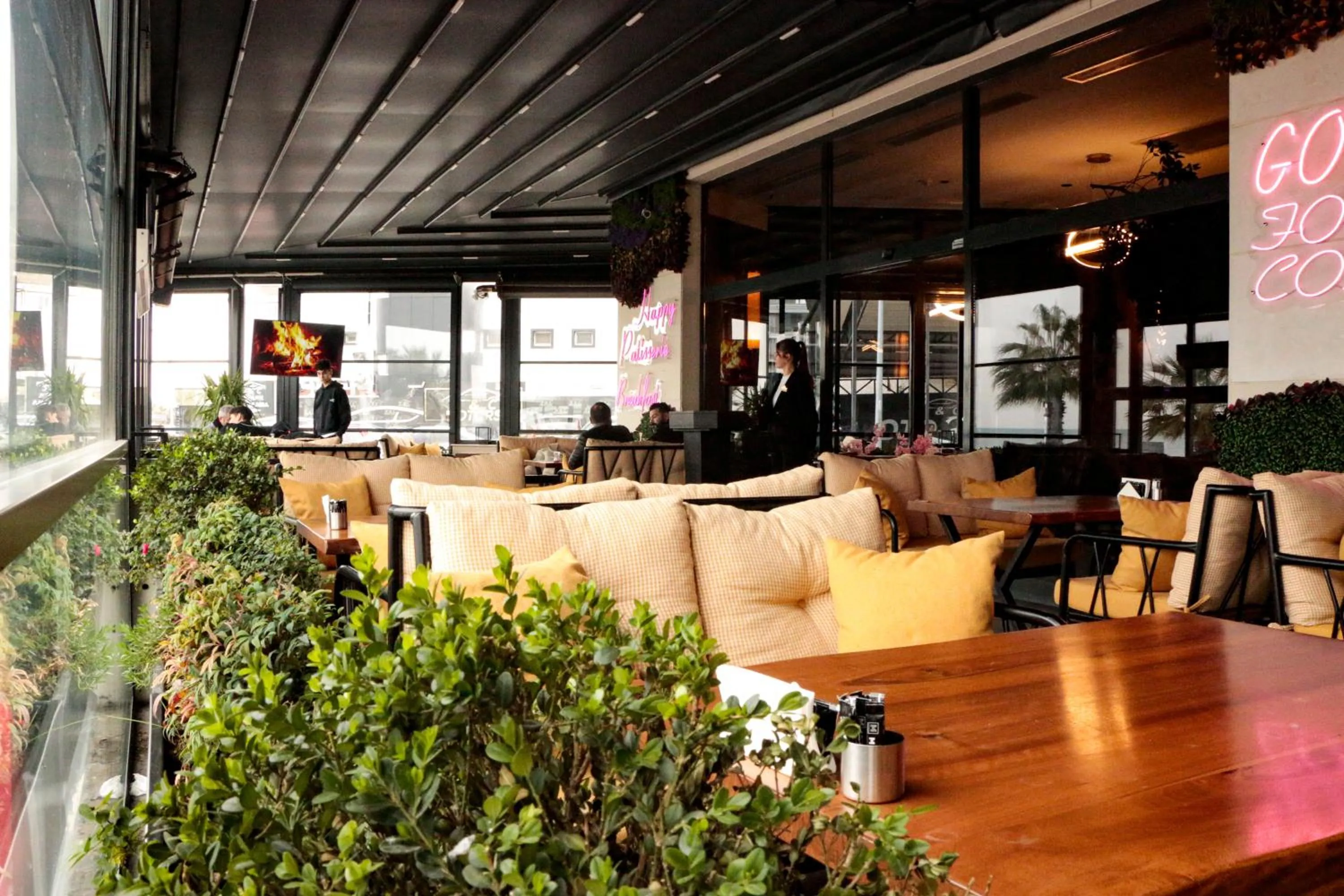 Restaurant/places to eat in B&C HOTEL