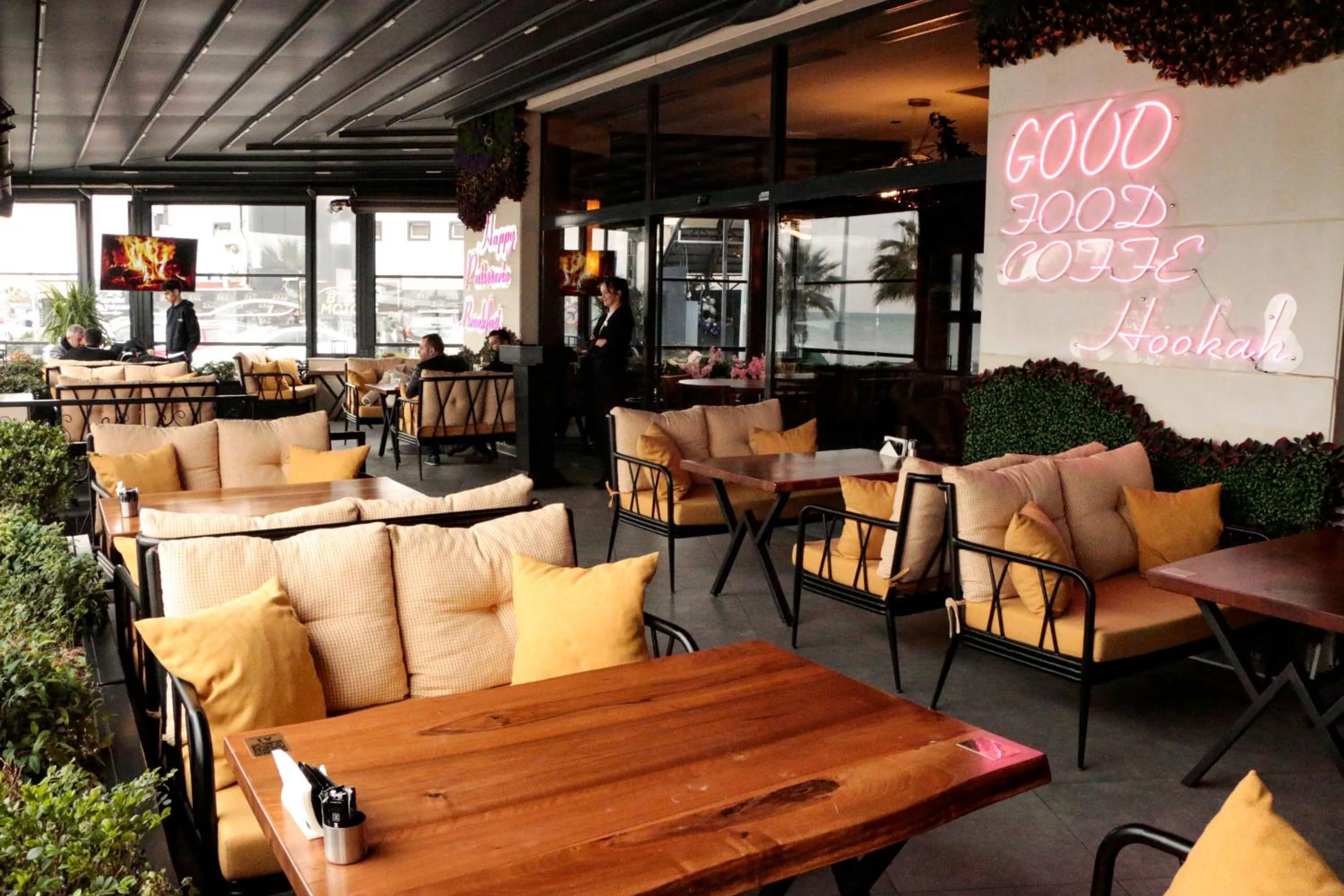 Restaurant/places to eat in B&C HOTEL