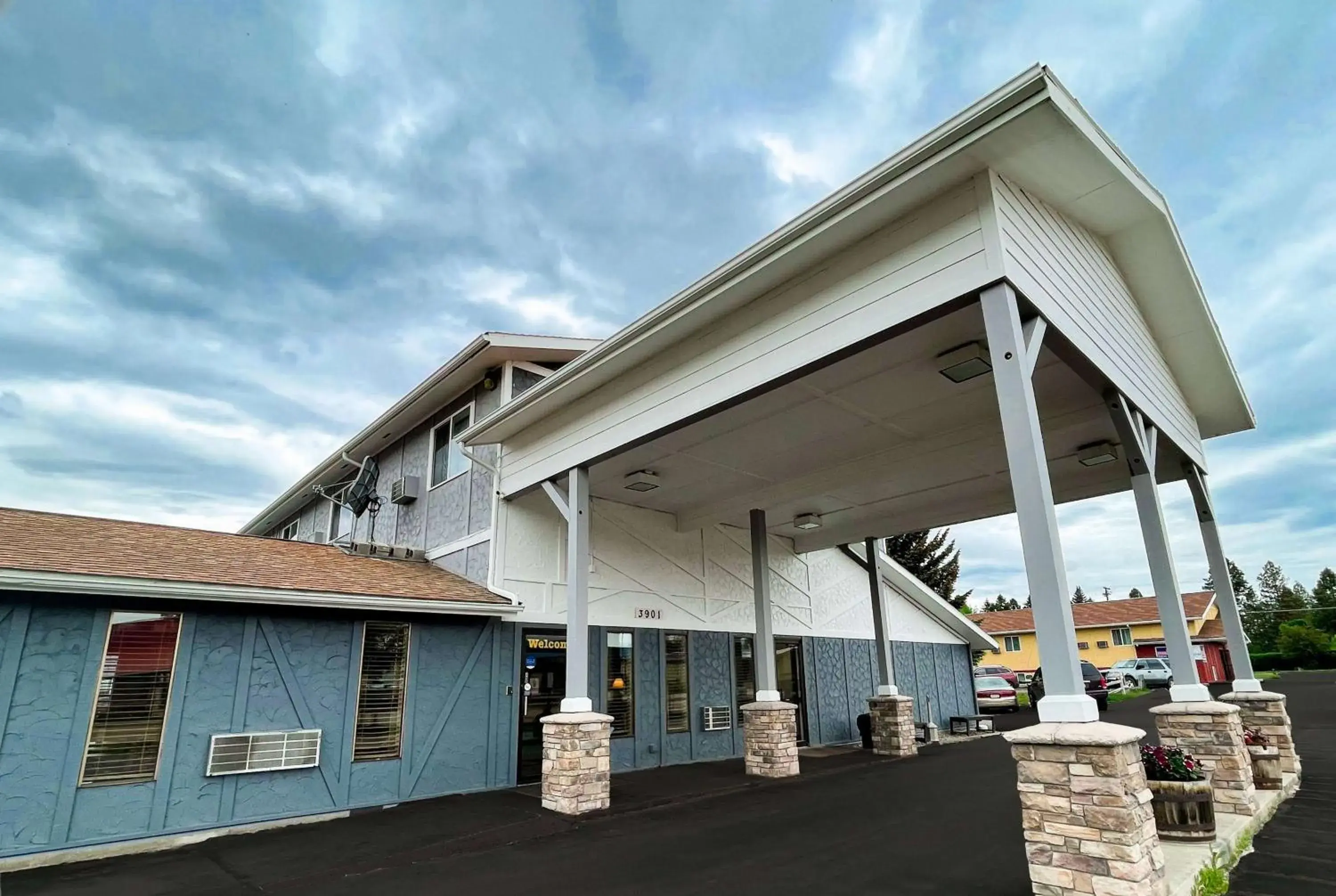 Property building in Super 8 by Wyndham Missoula/Brooks Street Property building in Super 8 by Wyndham Missoula/Brooks Street