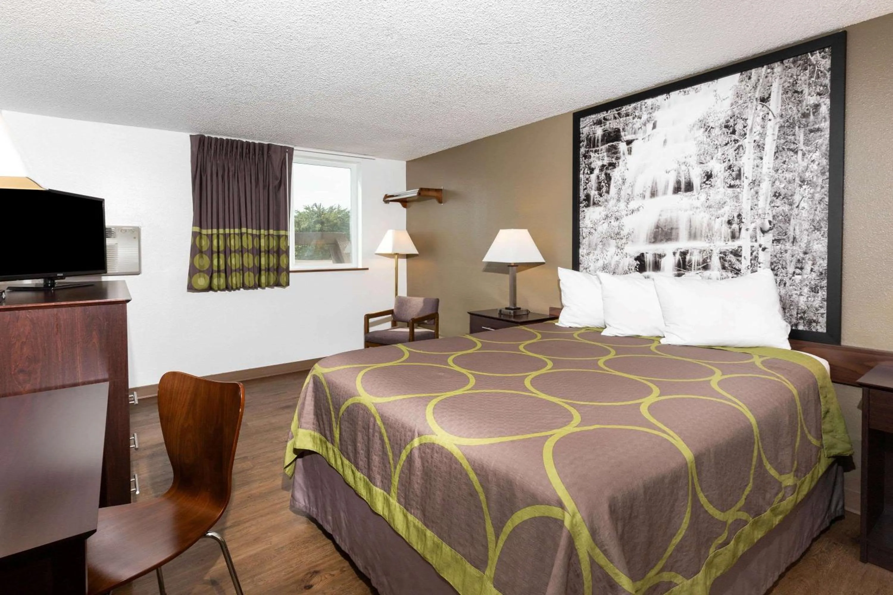 Photo of the whole room, Bed in Super 8 by Wyndham Missoula/Brooks Street