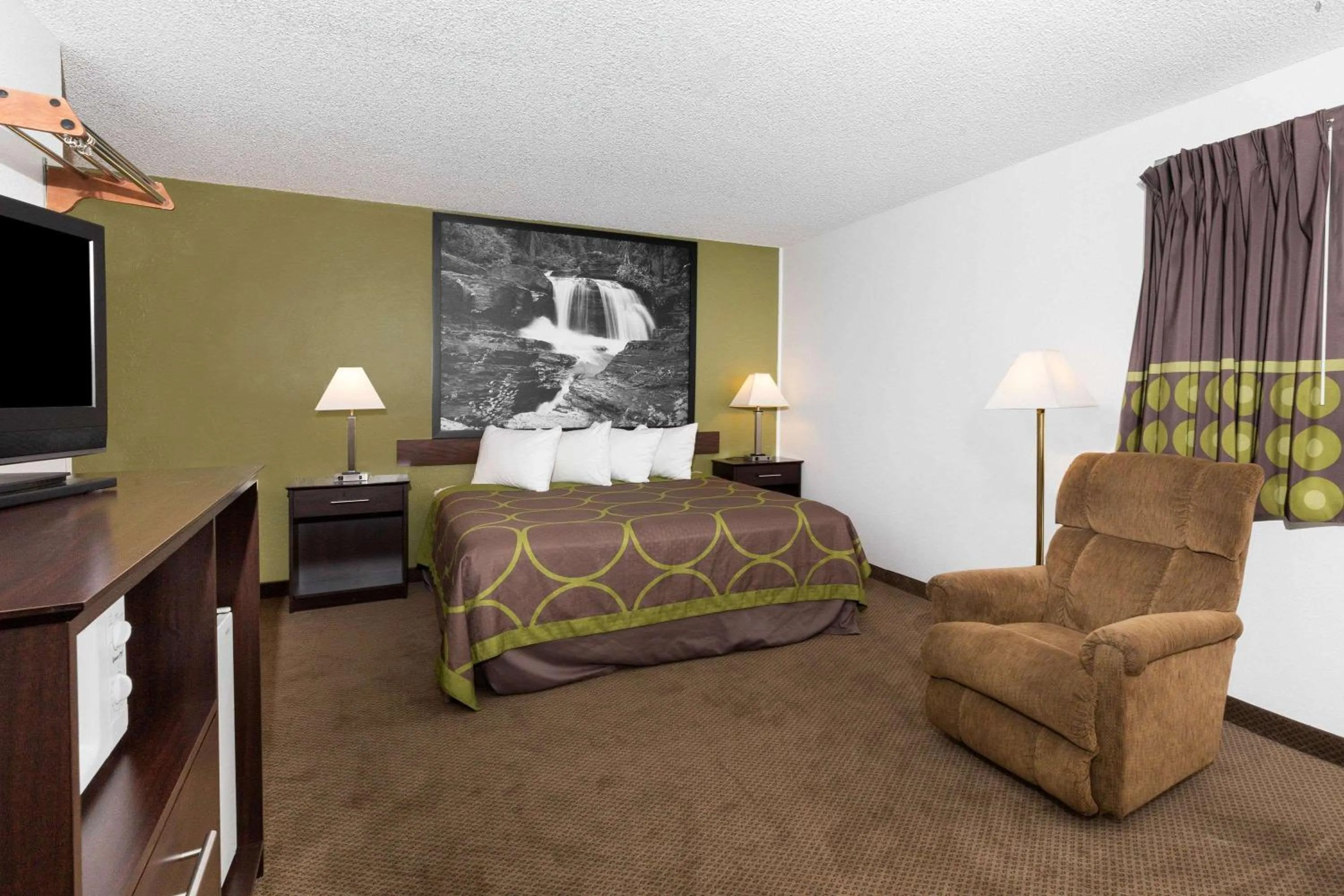 Photo of the whole room, Bed in Super 8 by Wyndham Missoula/Brooks Street