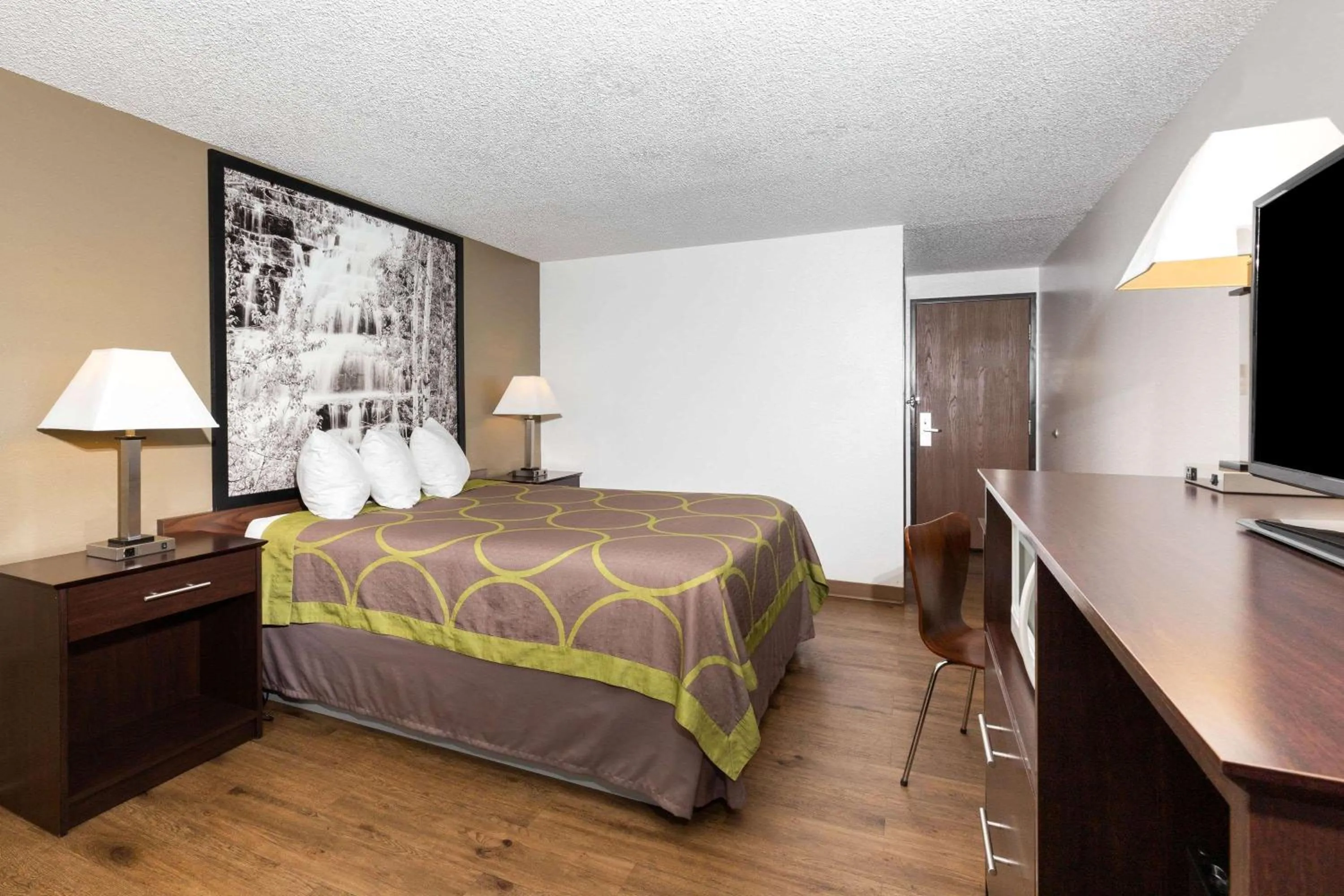 Photo of the whole room, Bed in Super 8 by Wyndham Missoula/Brooks Street