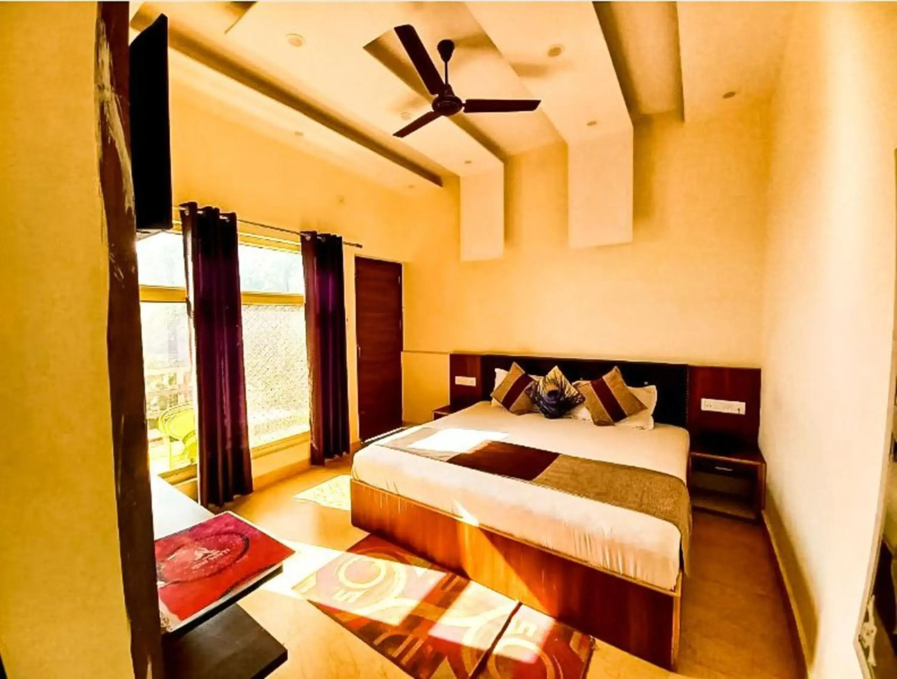 Standard King Room in Sunny Pines Resort Standard King Room in Sunny Pines Resort