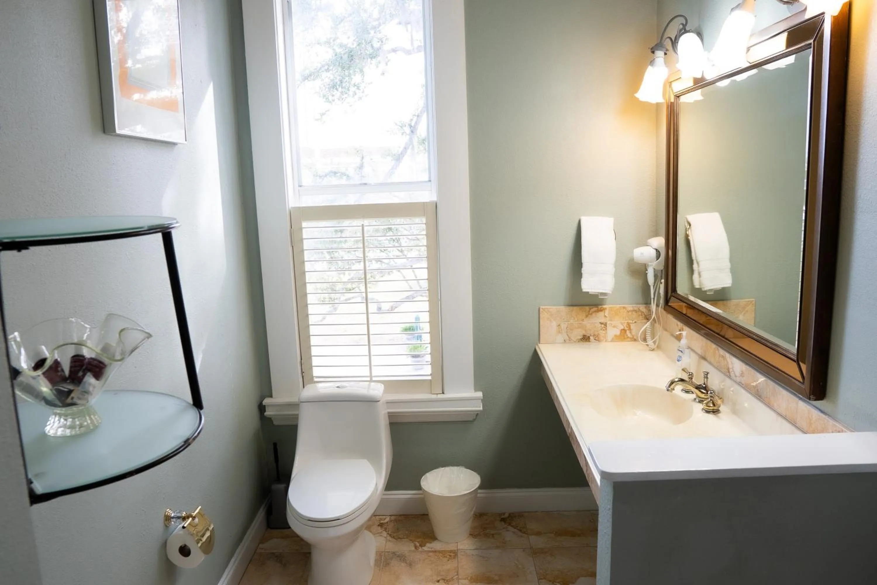 Toilet in Oak Tree Hotel