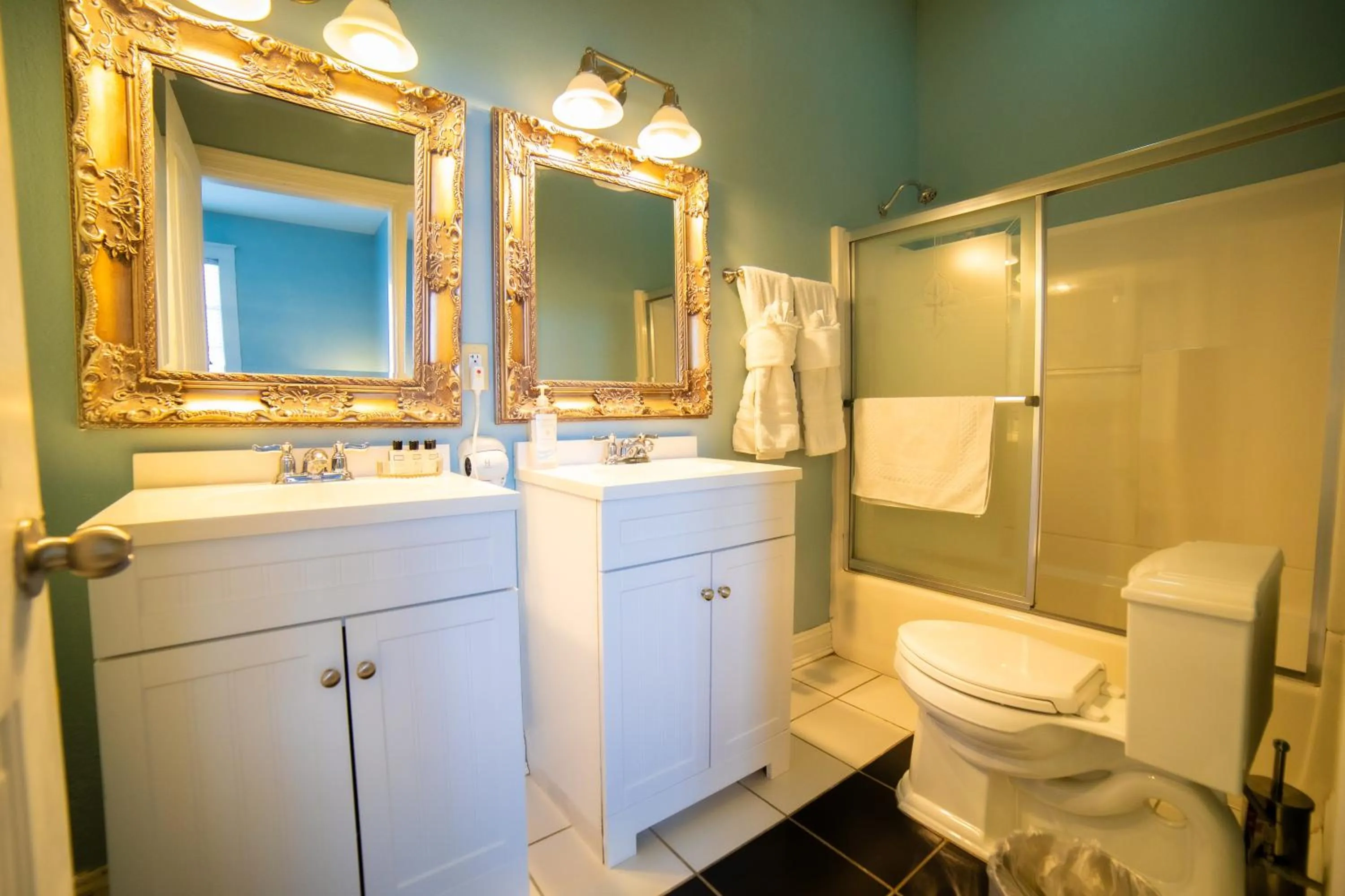 Toilet in Oak Tree Hotel