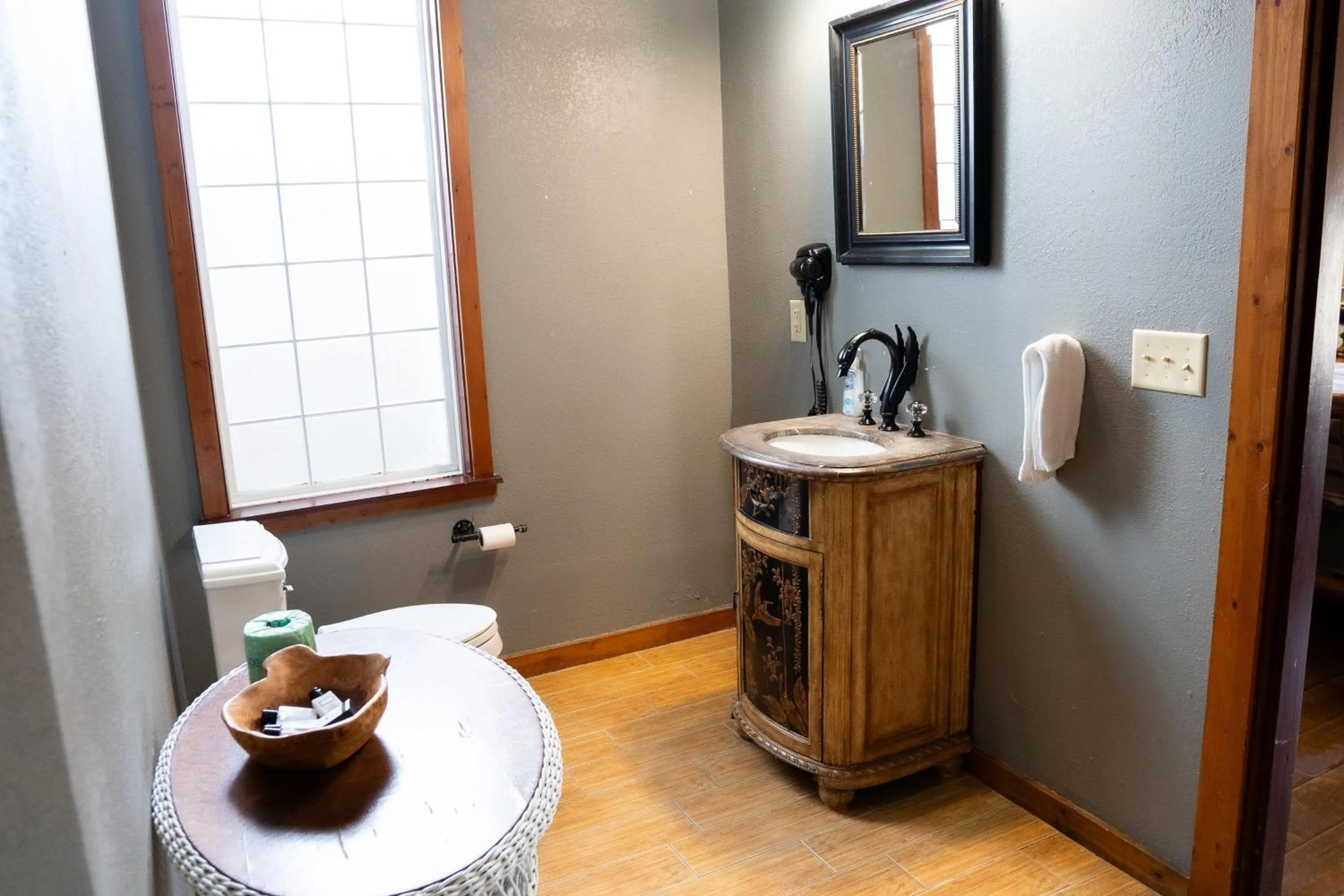 Toilet in Oak Tree Hotel