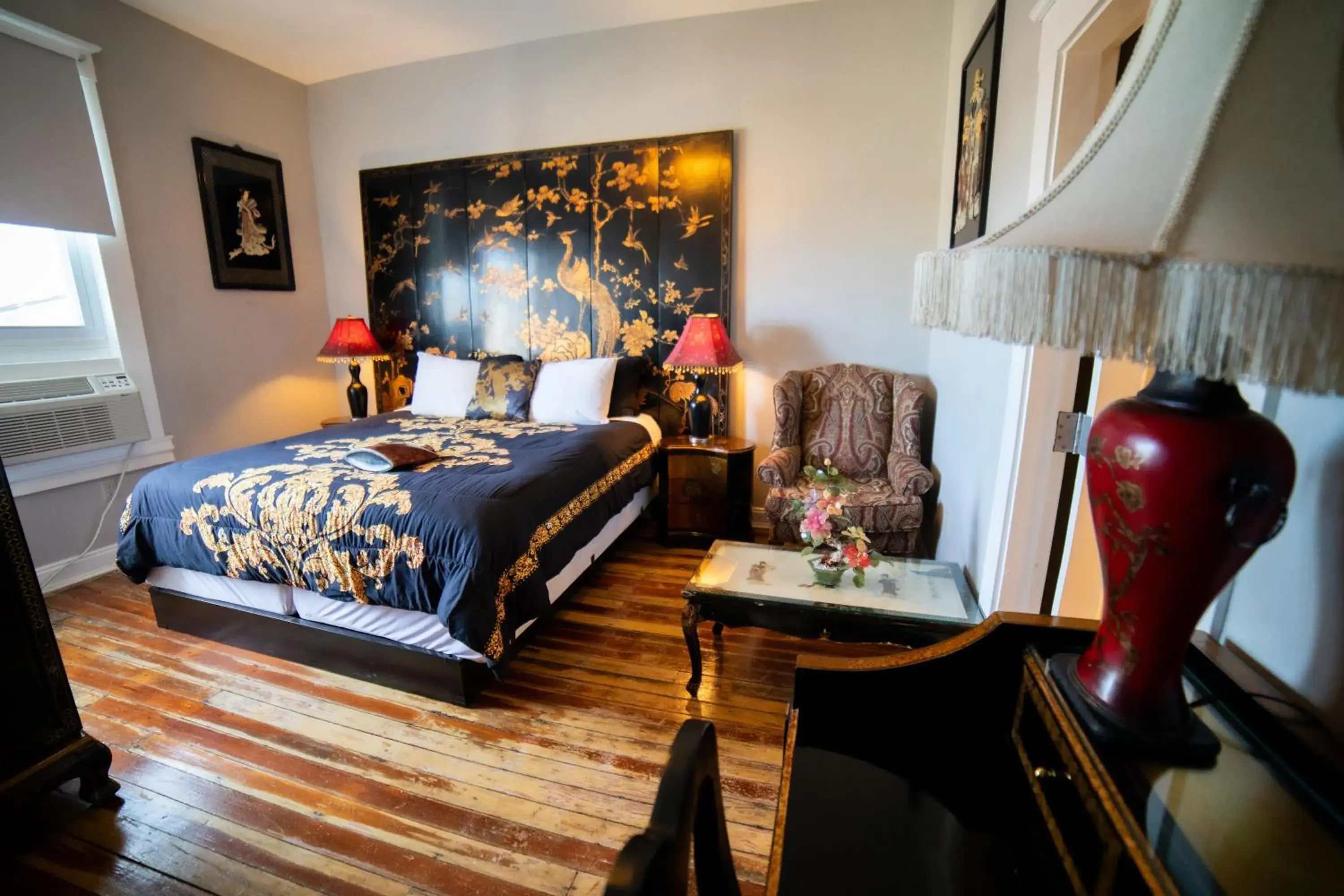 Bed in Oak Tree Hotel Bed in Oak Tree Hotel