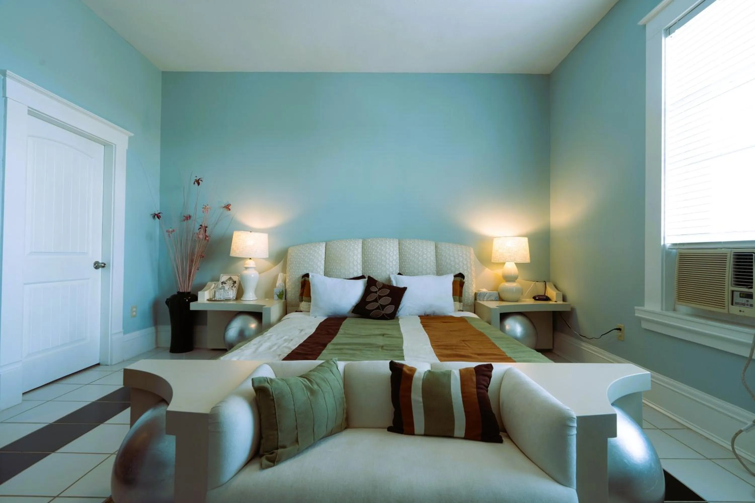 Bedroom, Bed in Oak Tree Hotel