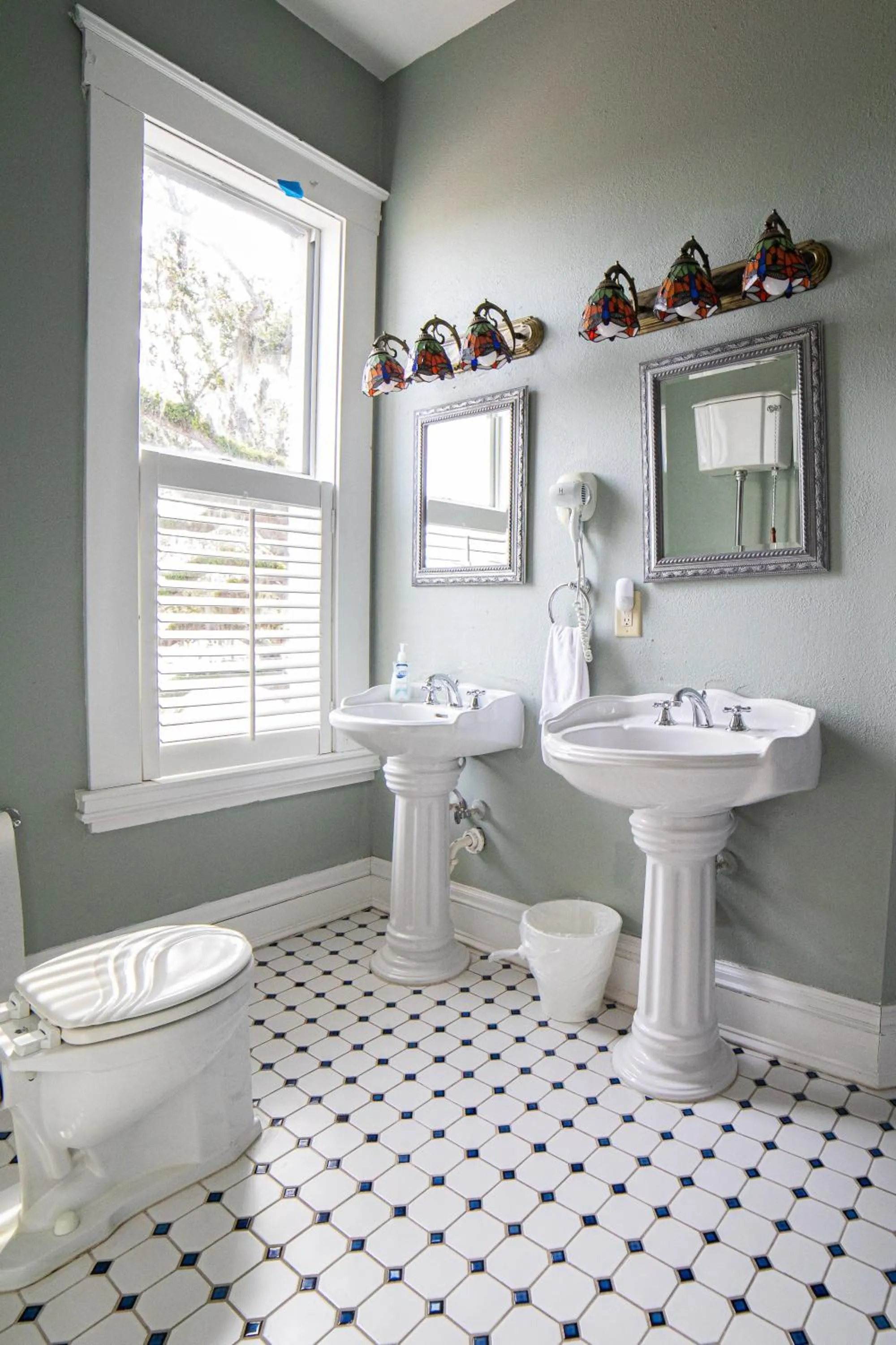 Bathroom in Oak Tree Hotel