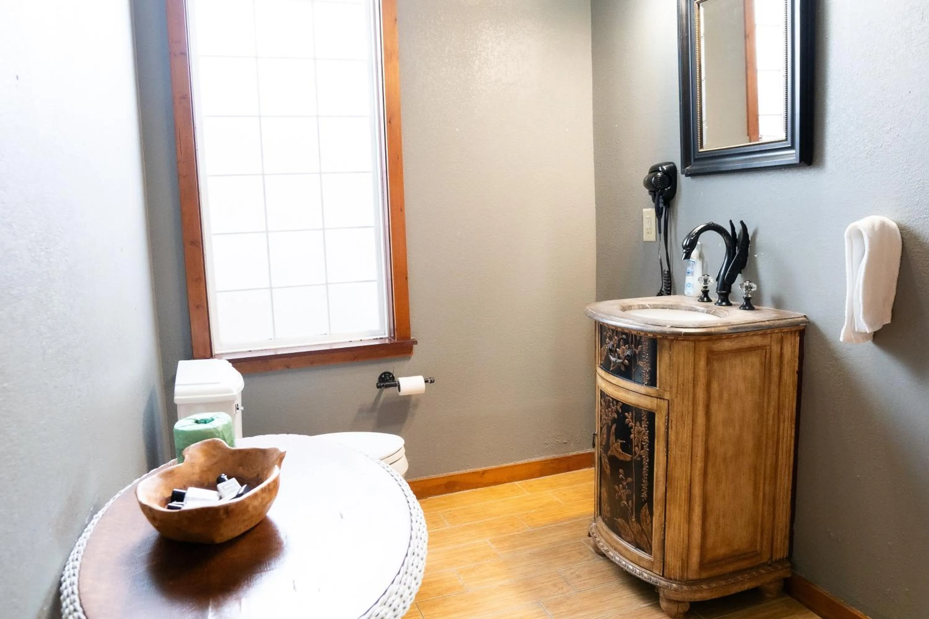 Toilet in Oak Tree Hotel