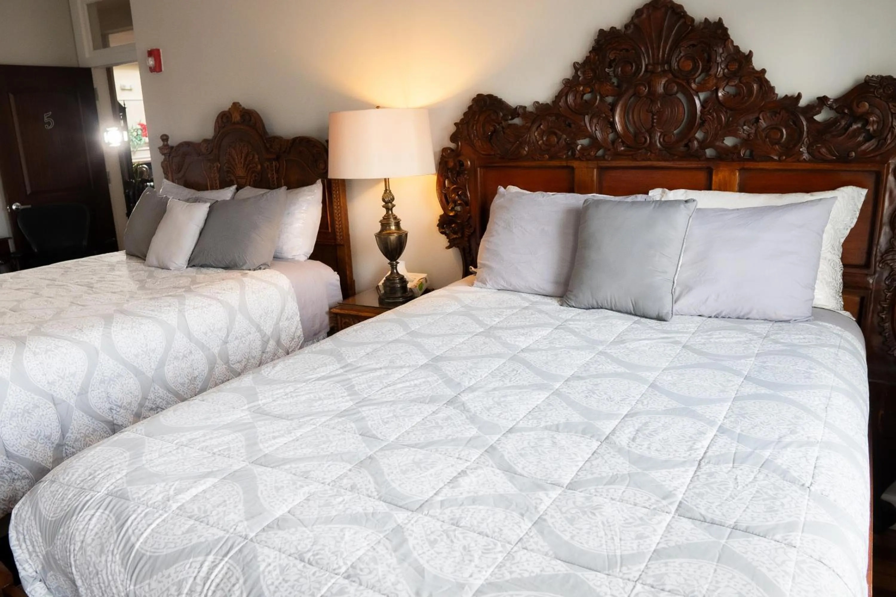 Bedroom, Bed in Oak Tree Hotel