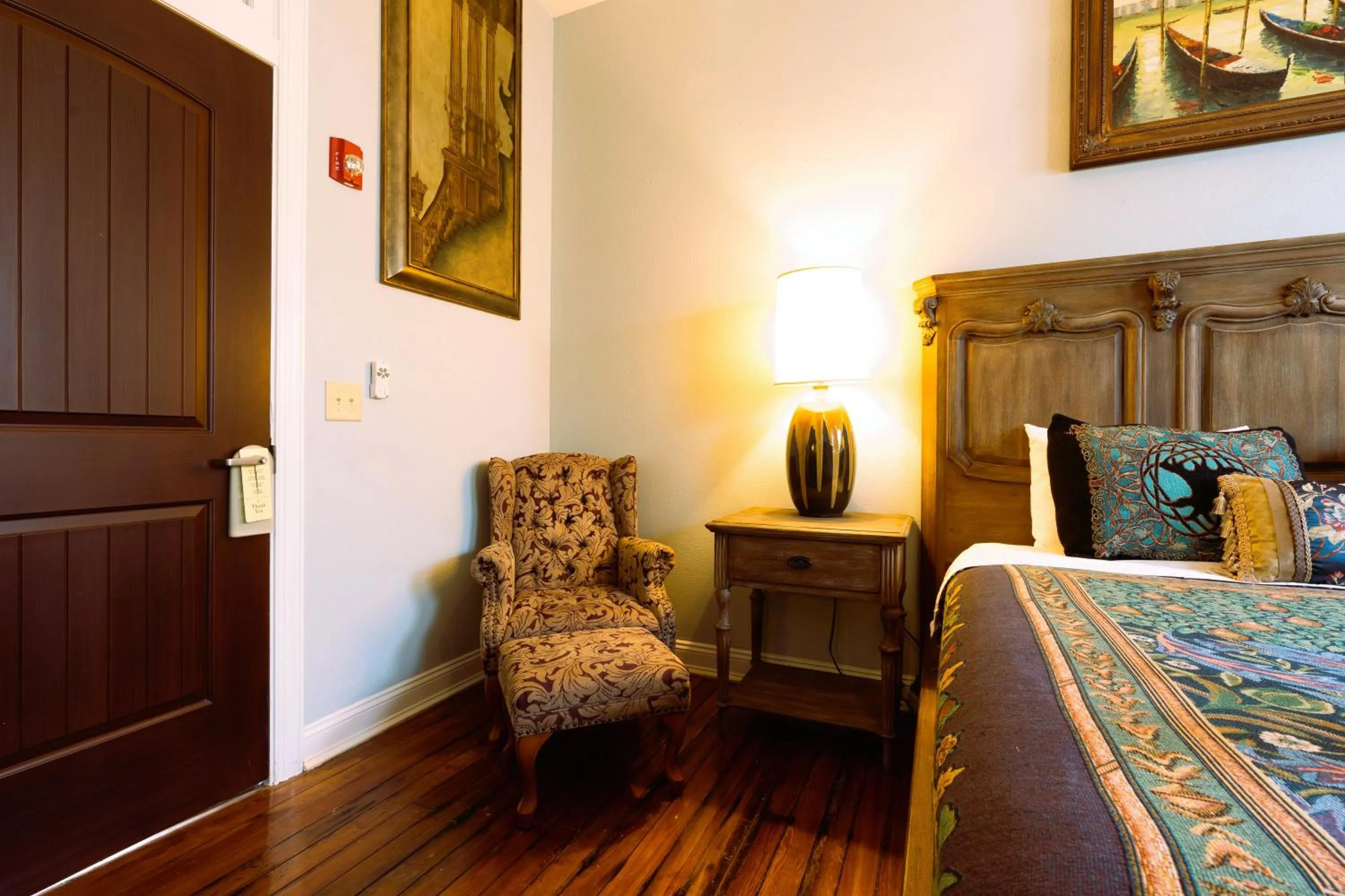 Bedroom, Bed in Oak Tree Hotel