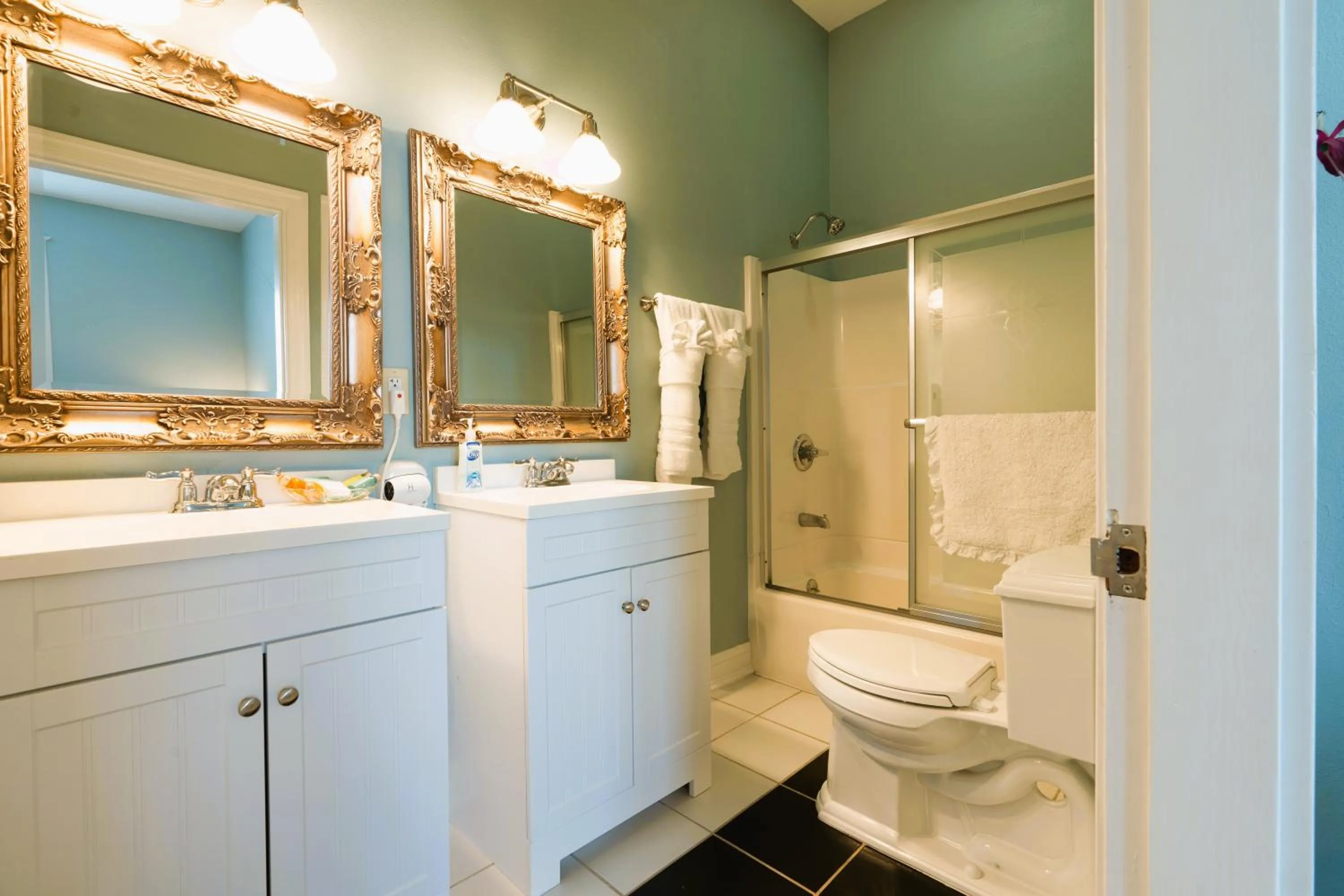 Bathroom in Oak Tree Hotel