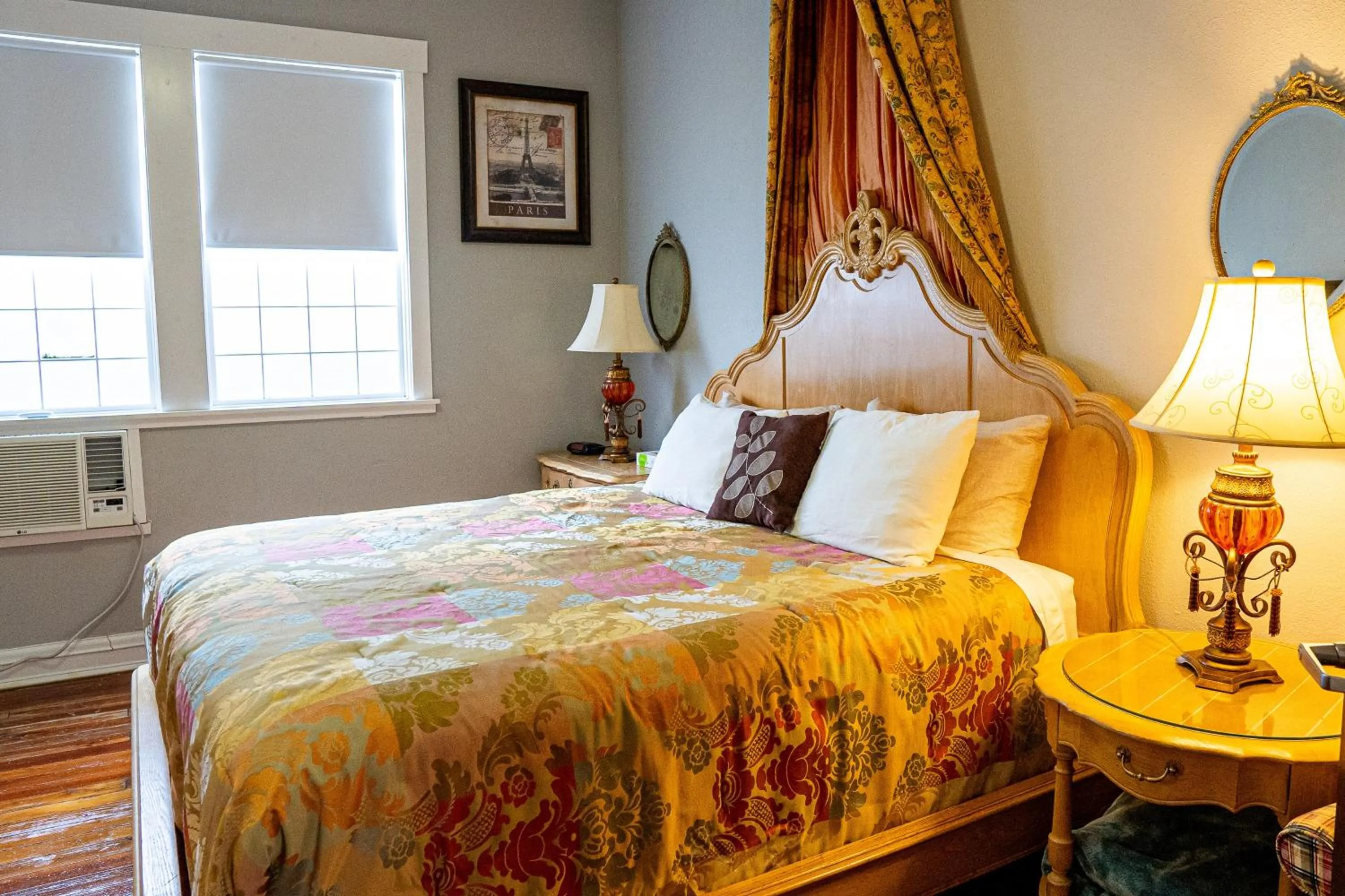 Bed in Oak Tree Hotel