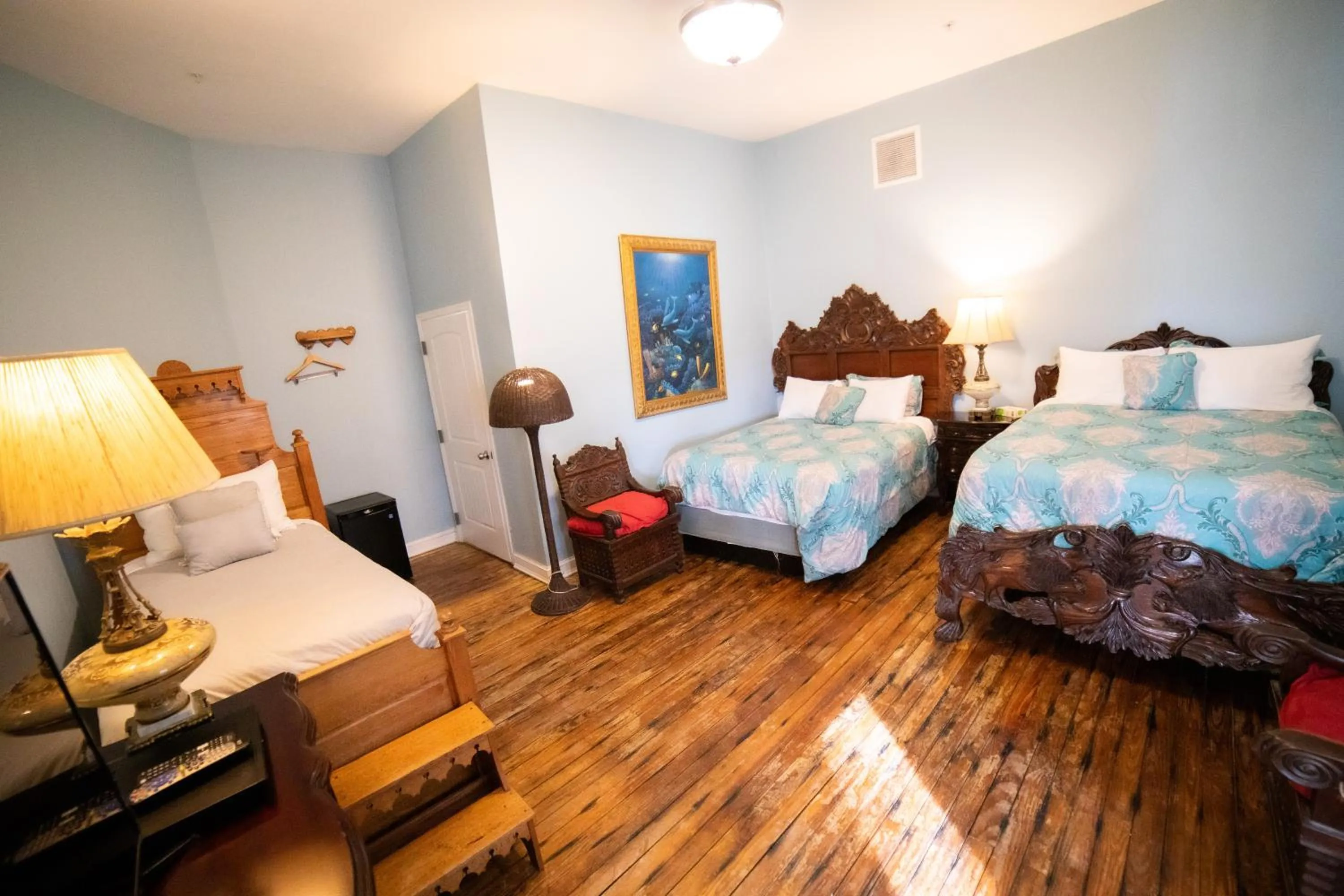 View (from property/room), Bed in Oak Tree Hotel