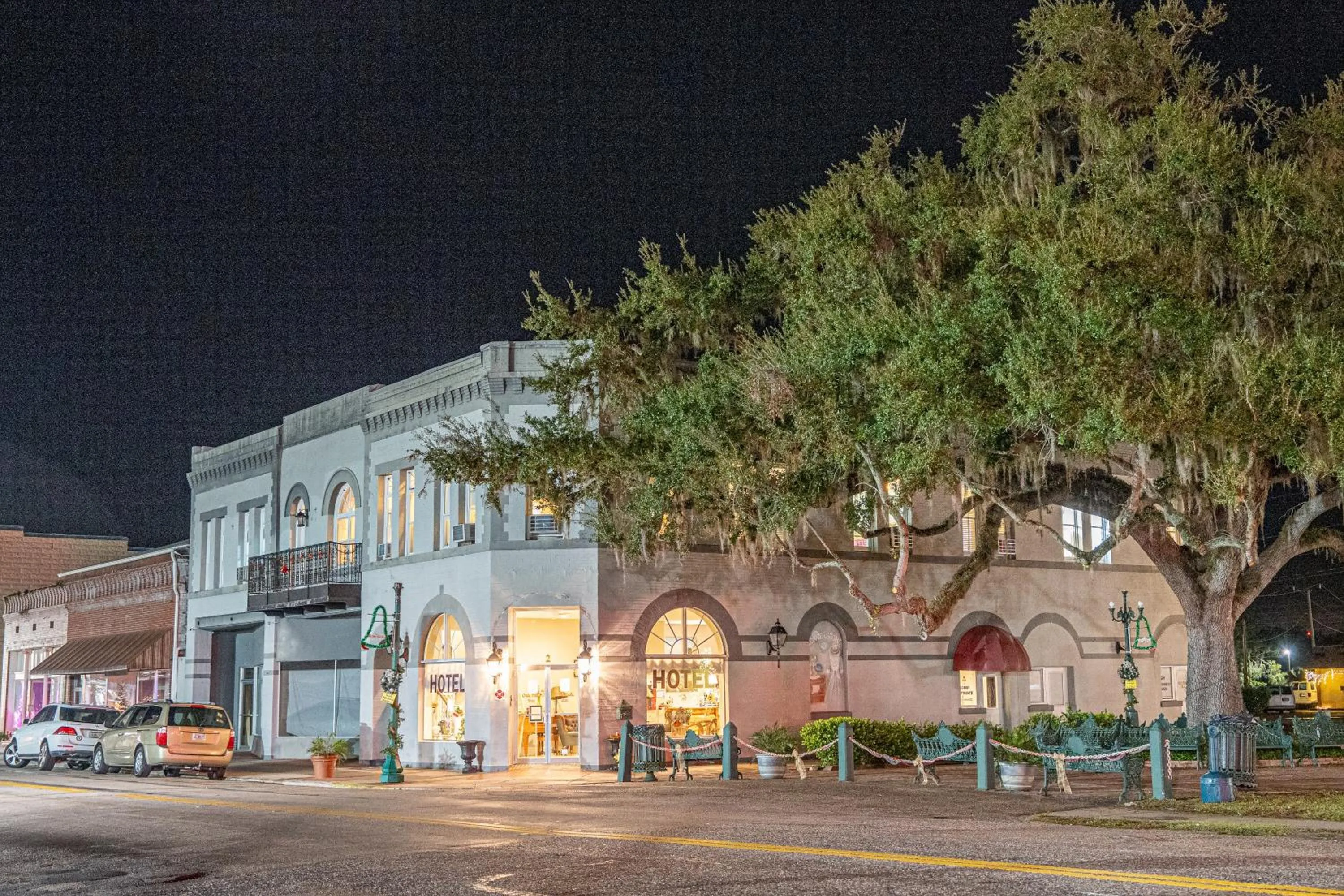Property building in Oak Tree Hotel