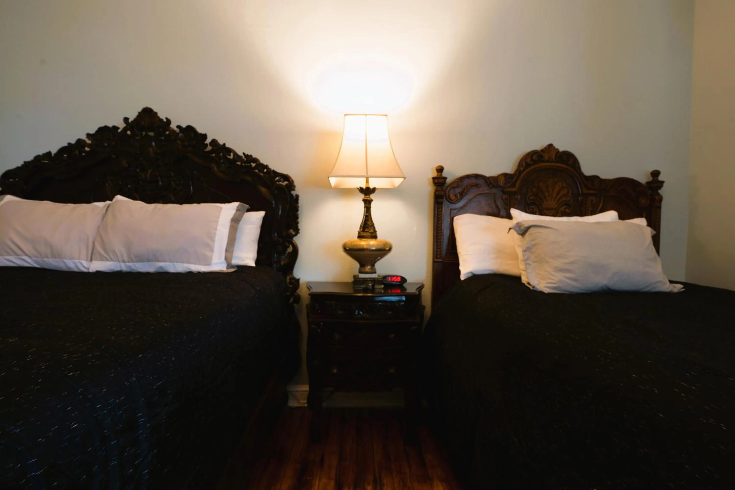 Bedroom, Bed in Oak Tree Hotel