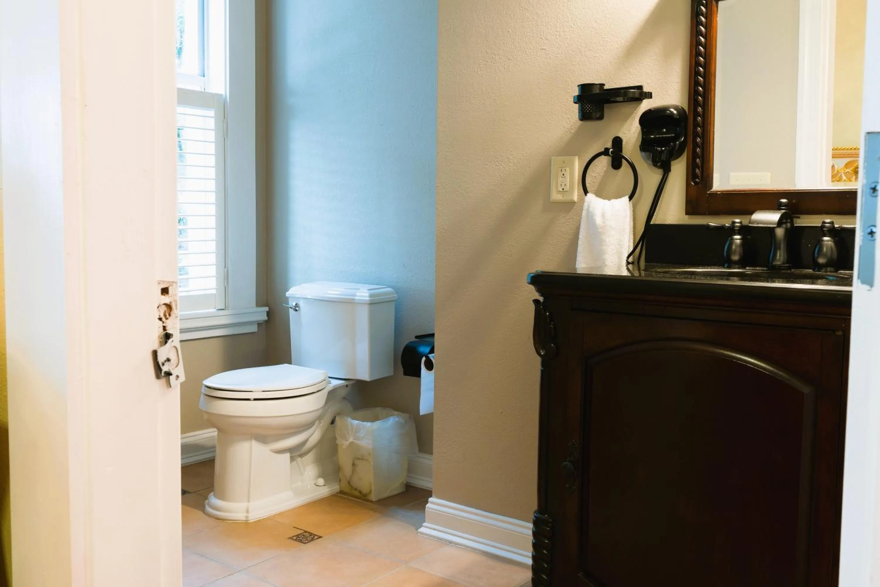 Bathroom in Oak Tree Hotel