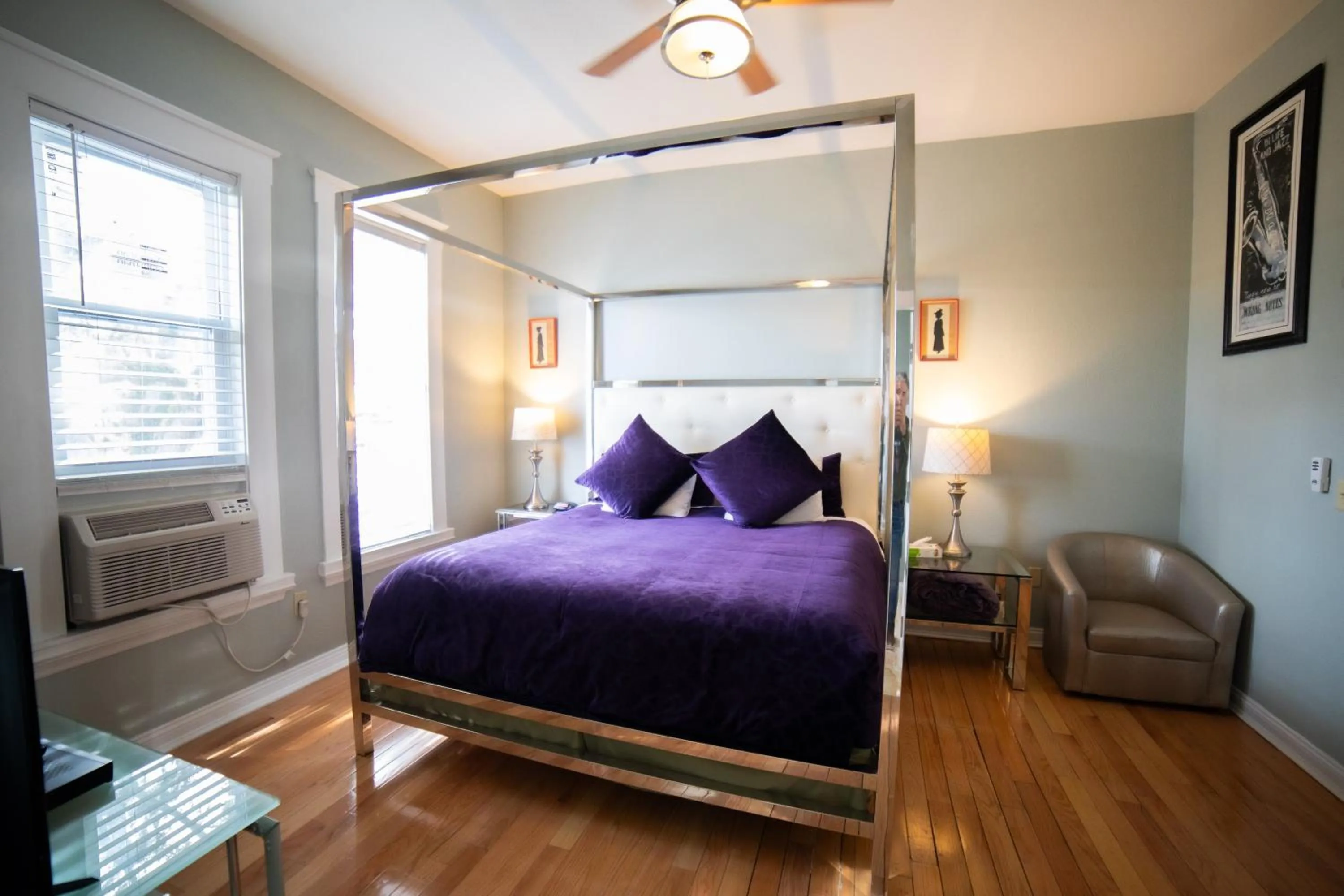 View (from property/room), Bed in Oak Tree Hotel