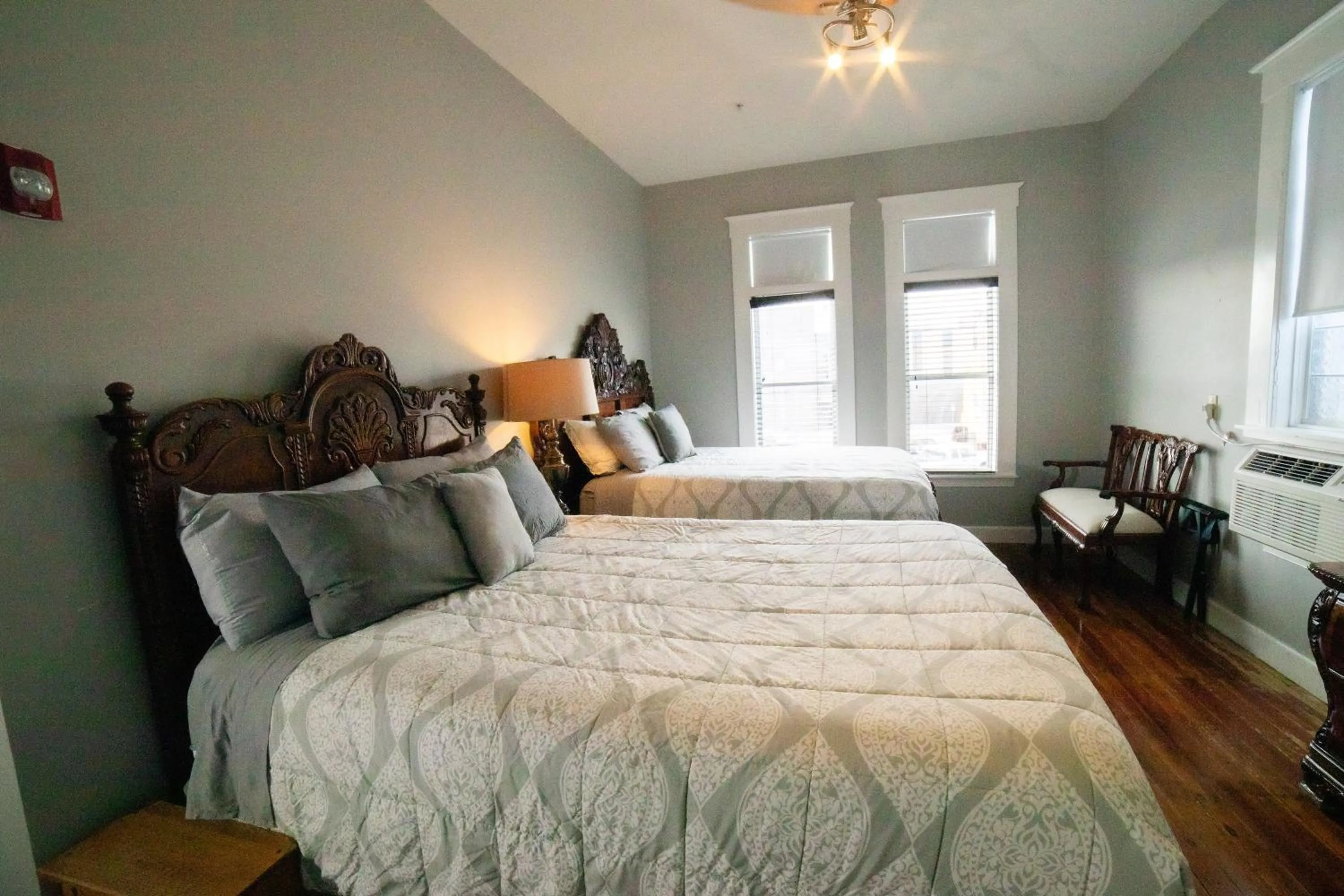 Photo of the whole room, Bed in Oak Tree Hotel