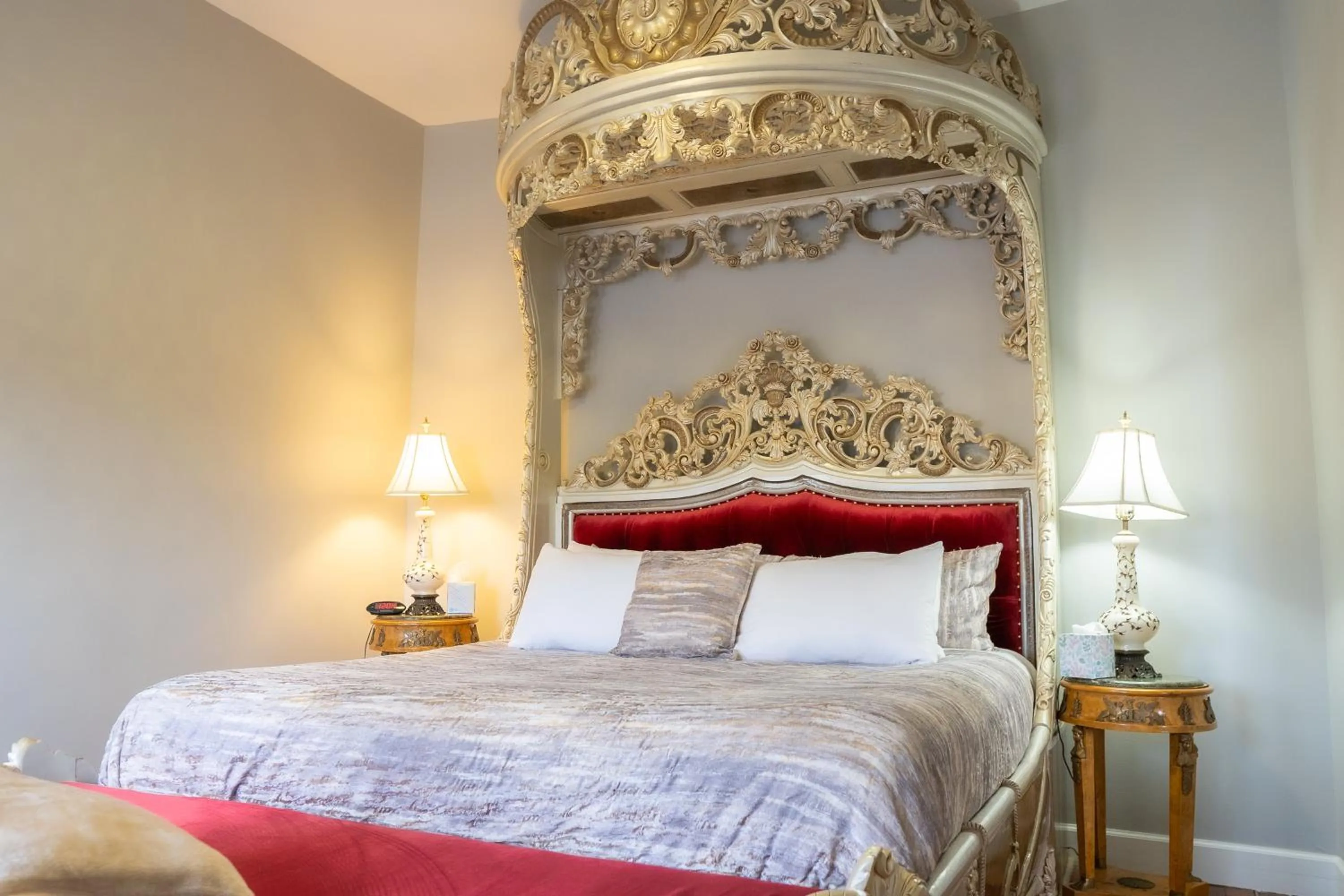 Bed in Oak Tree Hotel