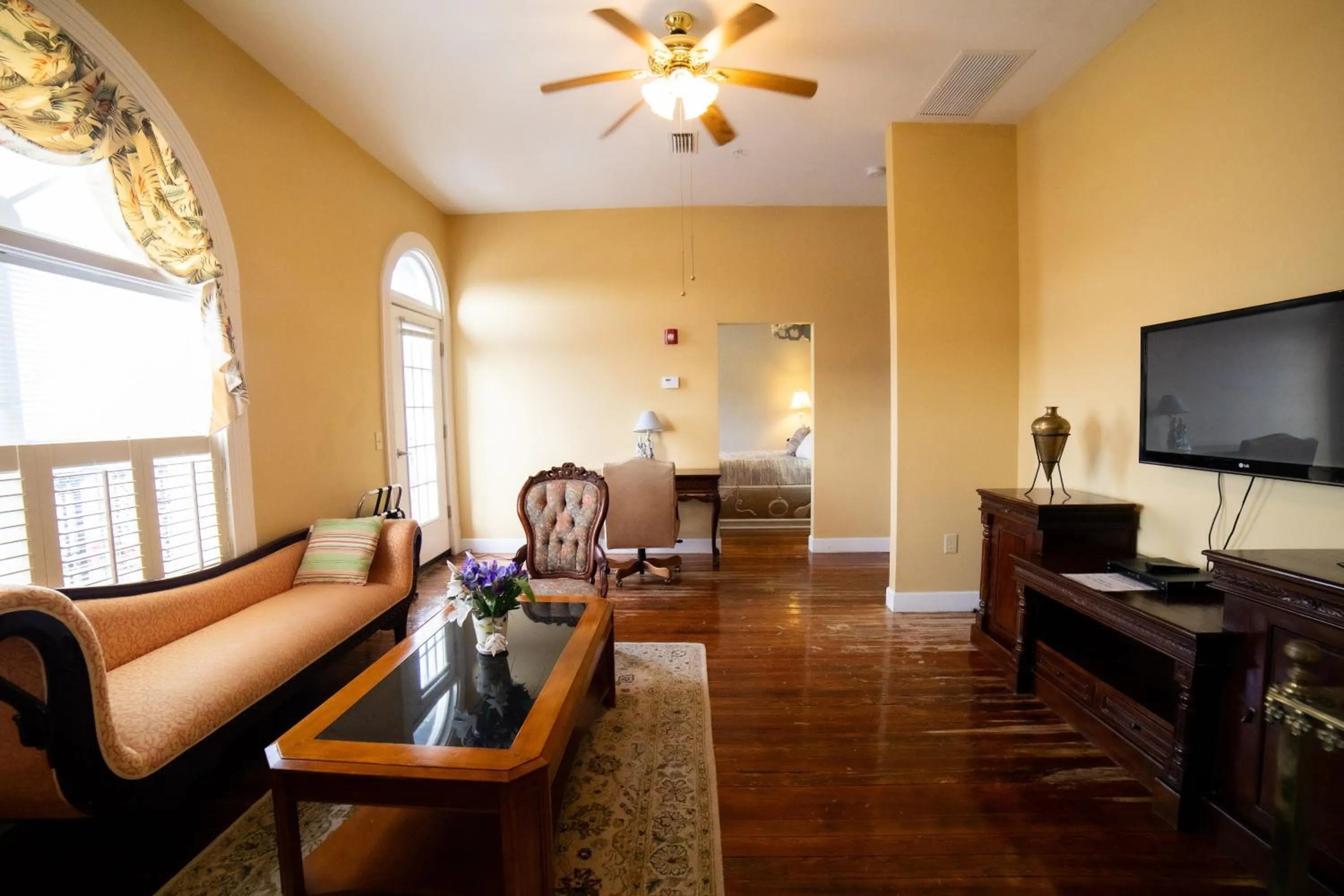 TV and multimedia in Oak Tree Hotel